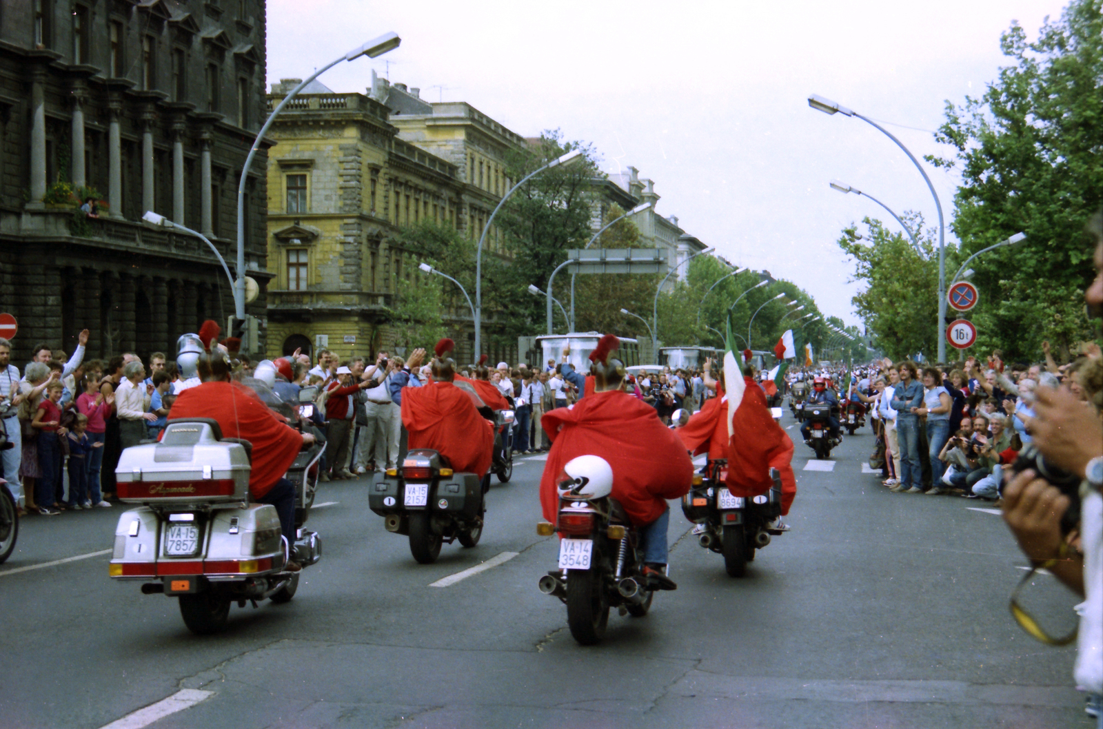 Hungary, Budapest VI., Oktogon (November 7. tér), szemben az Andrássy út (Népköztársaság útja) a Hősök tere felé nézve. A 41. FIM Rally (Fédération Internationale de Motocyclisme / Nemzetközi Motor Szövetség) résztvevőinek felvonulása., 1986, Pazurik László, Budapest, Fortepan #211023