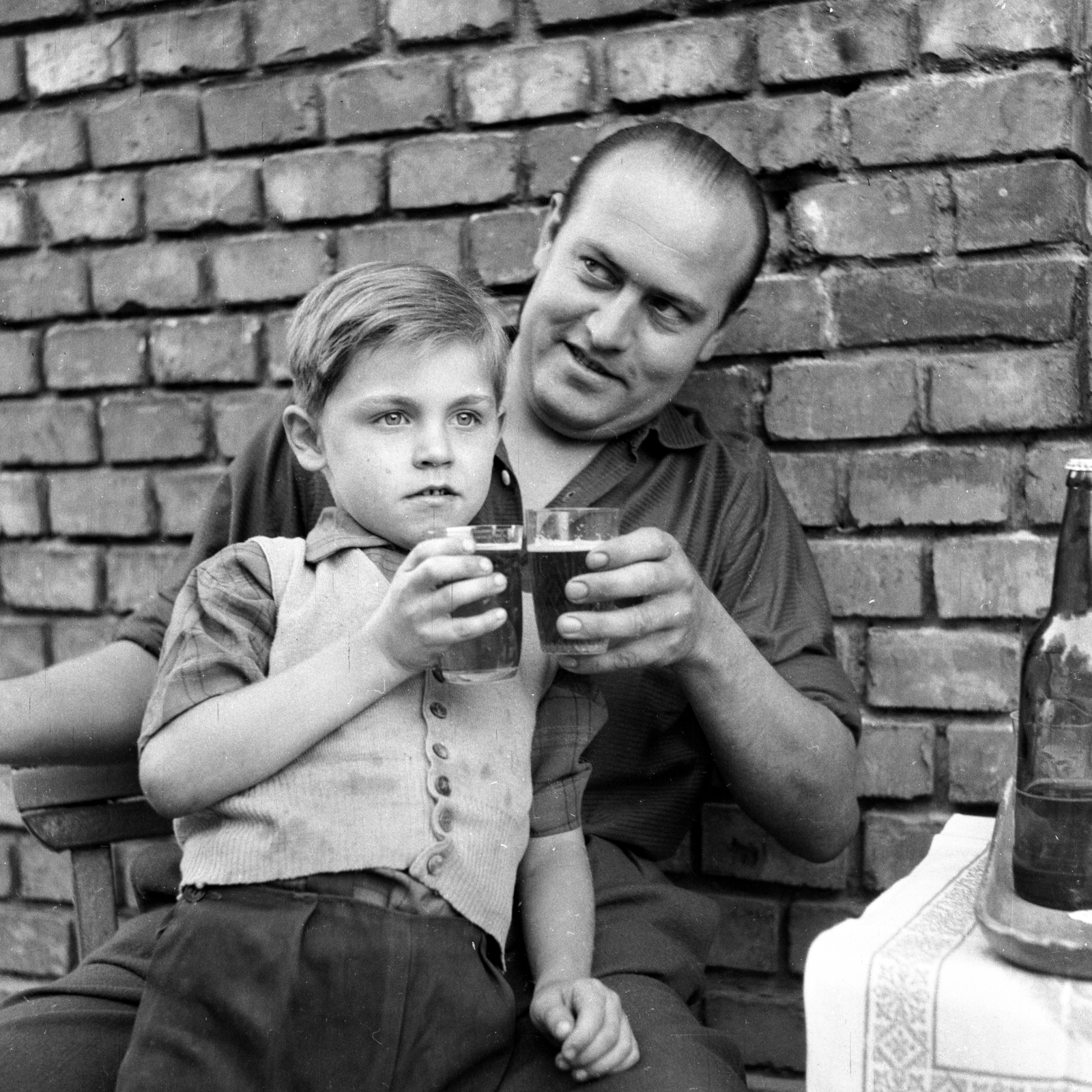 1960, Pokorni Bence, brick wall, clink, drinking, Fortepan #211044
