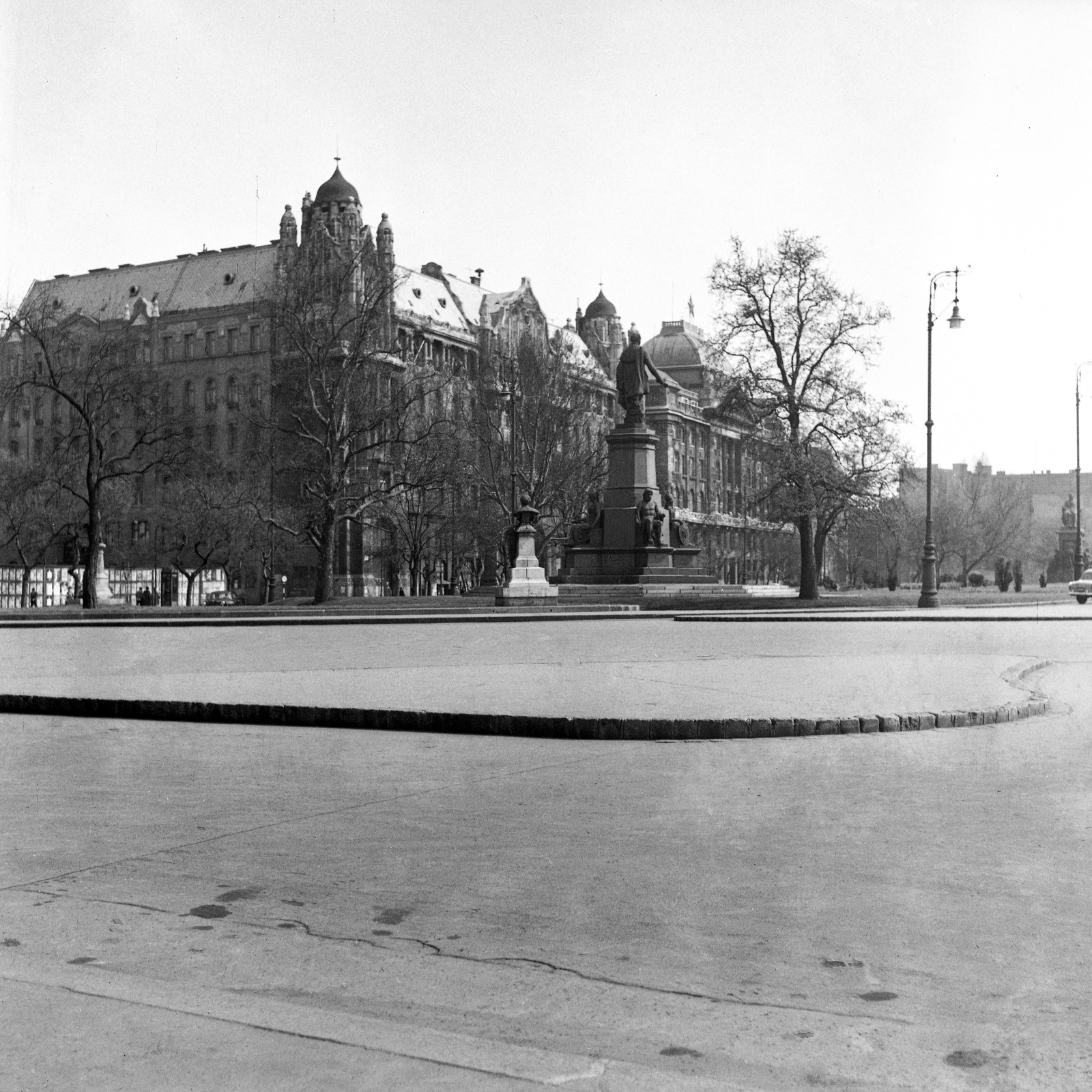 Magyarország, Budapest V., Széchenyi István (Roosevelt) tér az MTA felől, háttérben a Gresham-palota., 1960, Pokorni Bence, Budapest, szobor, Fortepan #211047