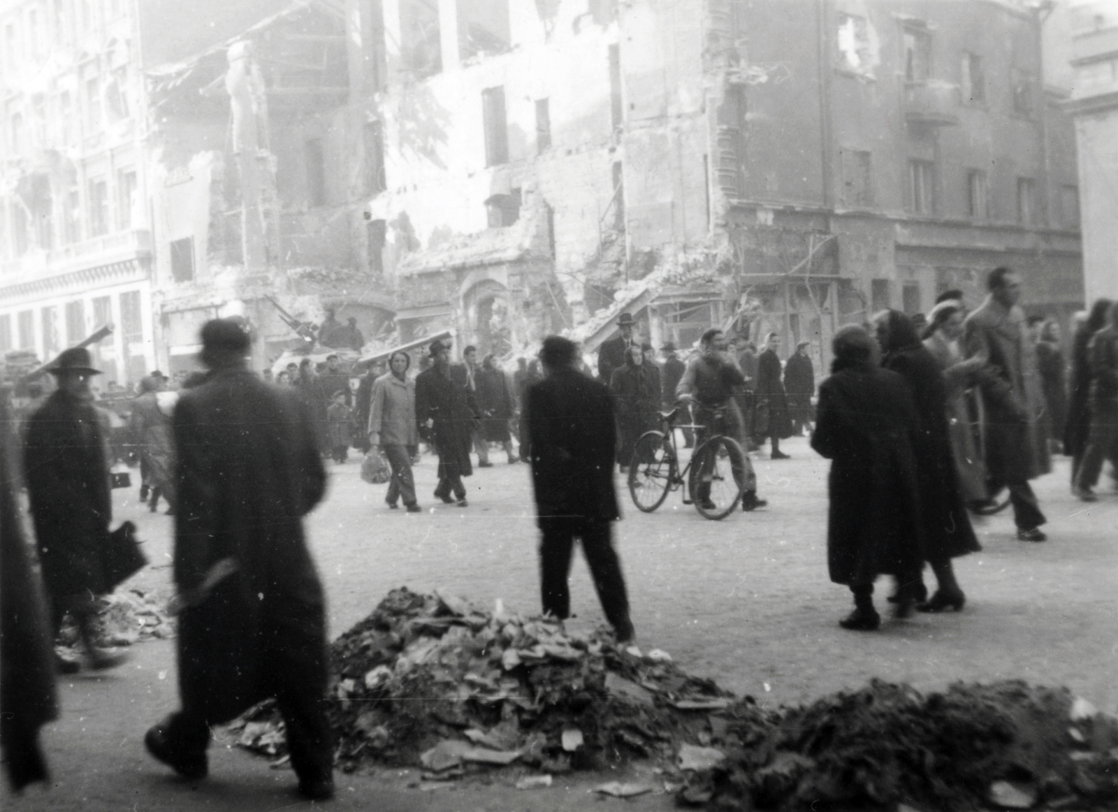 Hungary, Budapest VIII.,Budapest VII., Rákóczi út, jobbra az Osvát (Miksa) utca torkolata., 1956, Pölöskei János, bicycle, revolution, tank, Budapest, Fortepan #211050