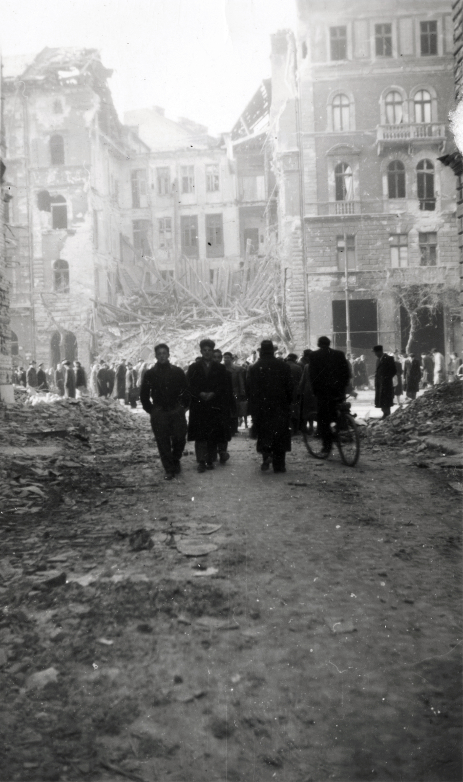 Hungary, Budapest VIII., Práter utca a József körút felé nézve, szemben a lerombolt József körút 81. számú ház., 1956, Pölöskei János, revolution, damaged building, Budapest, Fortepan #211052