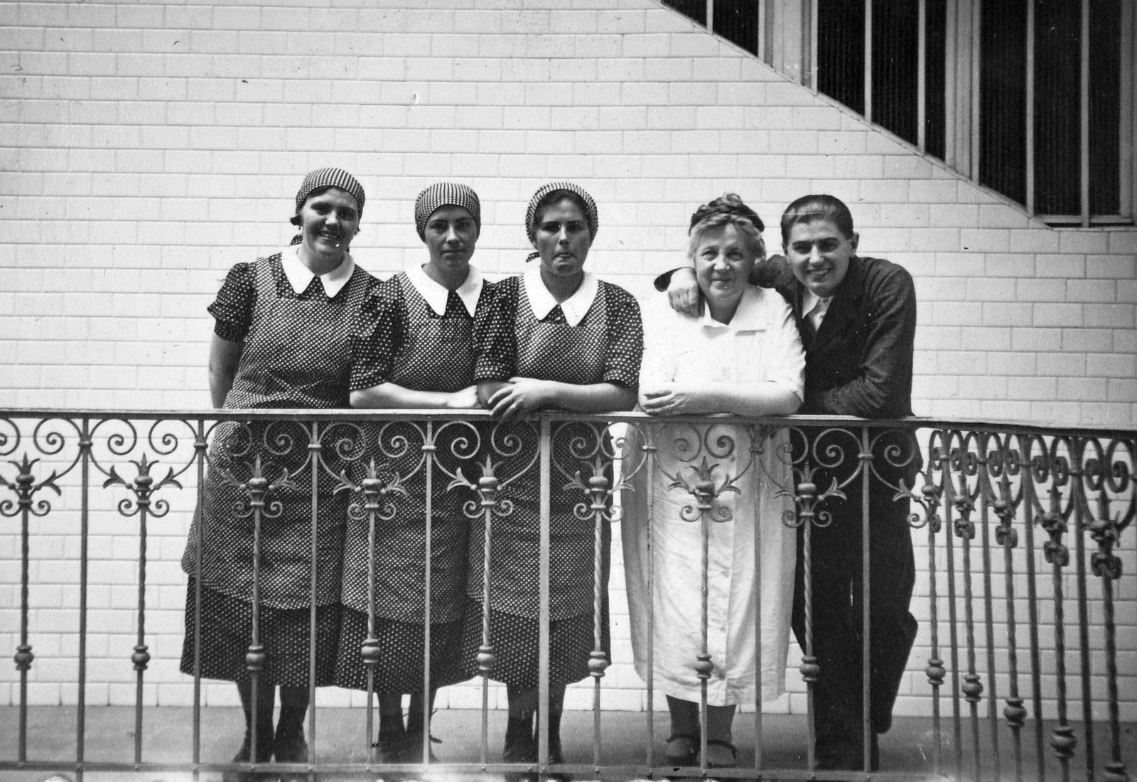 Hungary, Budapest V., Bécsi utca 8., 1940, Del Medico Imre, courtyard balcony, Budapest, tableau, dotted dress, apron, Fortepan #21106