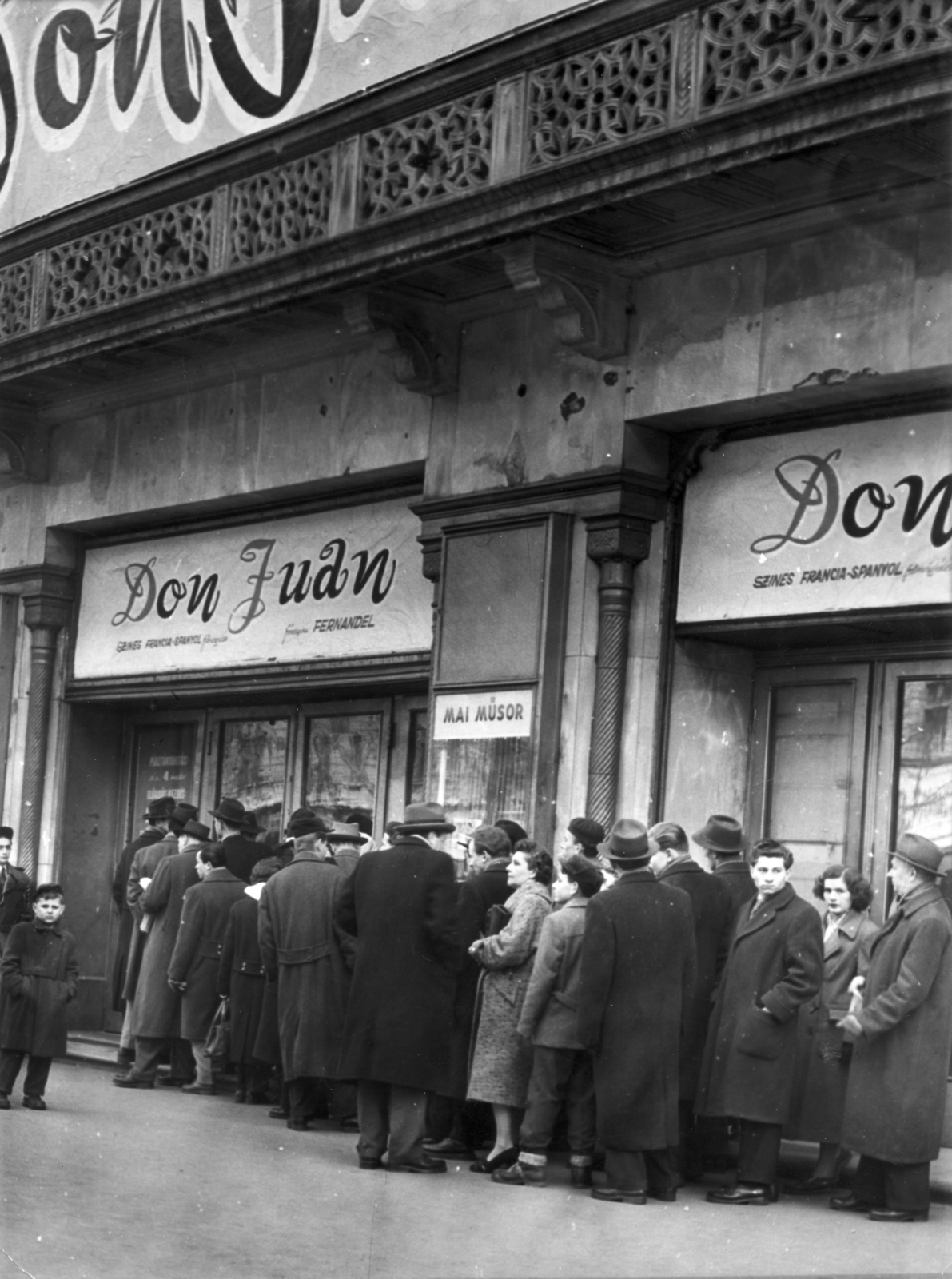 Magyarország, Budapest VIII., Rákóczi út 21., Uránia mozi., 1957, Rózsa László, sorbanállás, Budapest, filmplakát, Fortepan #211060