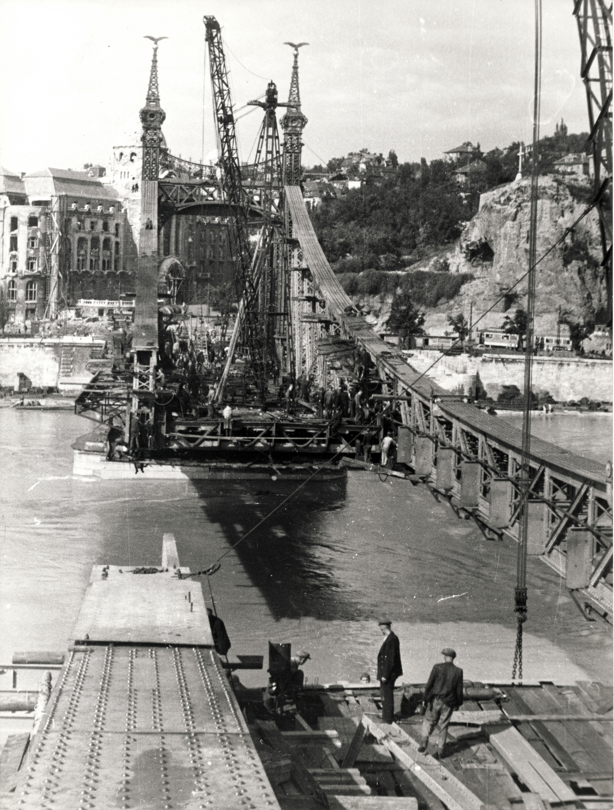 Hungary, Budapest XI., a Szabadság híd újjáépítése, háttérben a Szent Gellért tér, balra a Gellért Szálló, jobbra a Sziklatemplom., 1946, Rózsa László, wrecked bridge, bridge building, Budapest, riveted steel, truss bridge, Fortepan #211064
