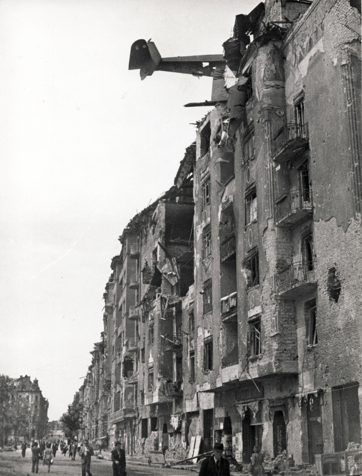 Hungary, Budapest I., az Attila út (Attila körút) az Alagút utca felé nézve, jobbra az Attila út 35. (Attila körút 2.) számú épületbe csapódott vitorlázó repülőgép., 1945, Rózsa László, wreck, sailplane, Budapest, DFS 230, Fortepan #211067