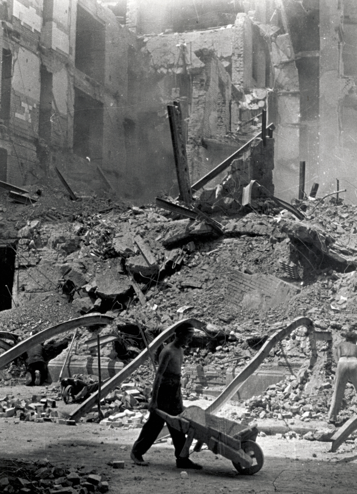 1945, Rózsa László, war damage, damaged building, wheelbarrow, Fortepan #211069
