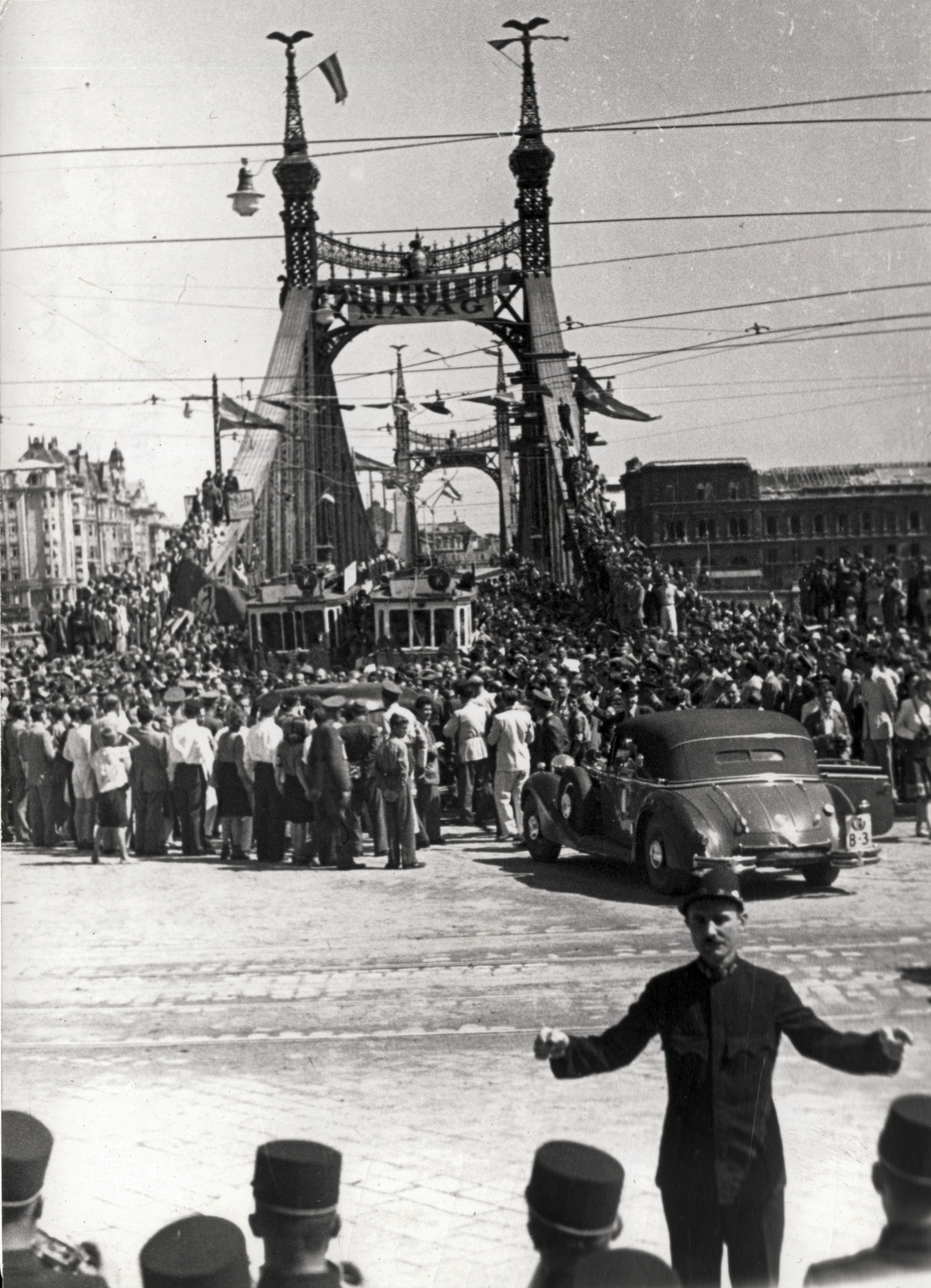 Magyarország, Budapest XI., az újjáépített Szabadság híd avatása 1946. augusztus 20-án., 1946, Rózsa László, avatás, Budapest, automobil, rendőr, villamos, Fortepan #211075