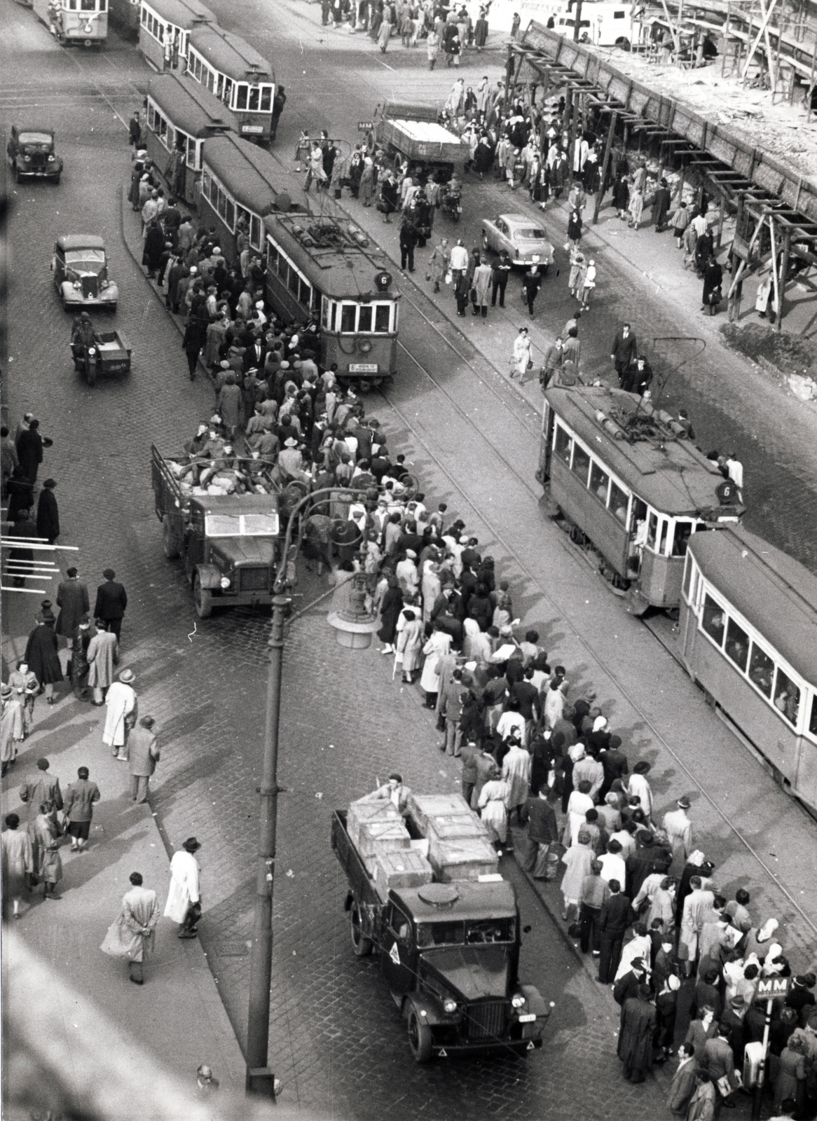 Hungary, Budapest VIII., József körút, villamosmegálló a Blaha Lujza térnél, távolabb a Rákóczi út - körút kereszteződése., 1957, Rózsa László, Budapest, public transport, motorcycle with sidecar, mass, Fortepan #211077