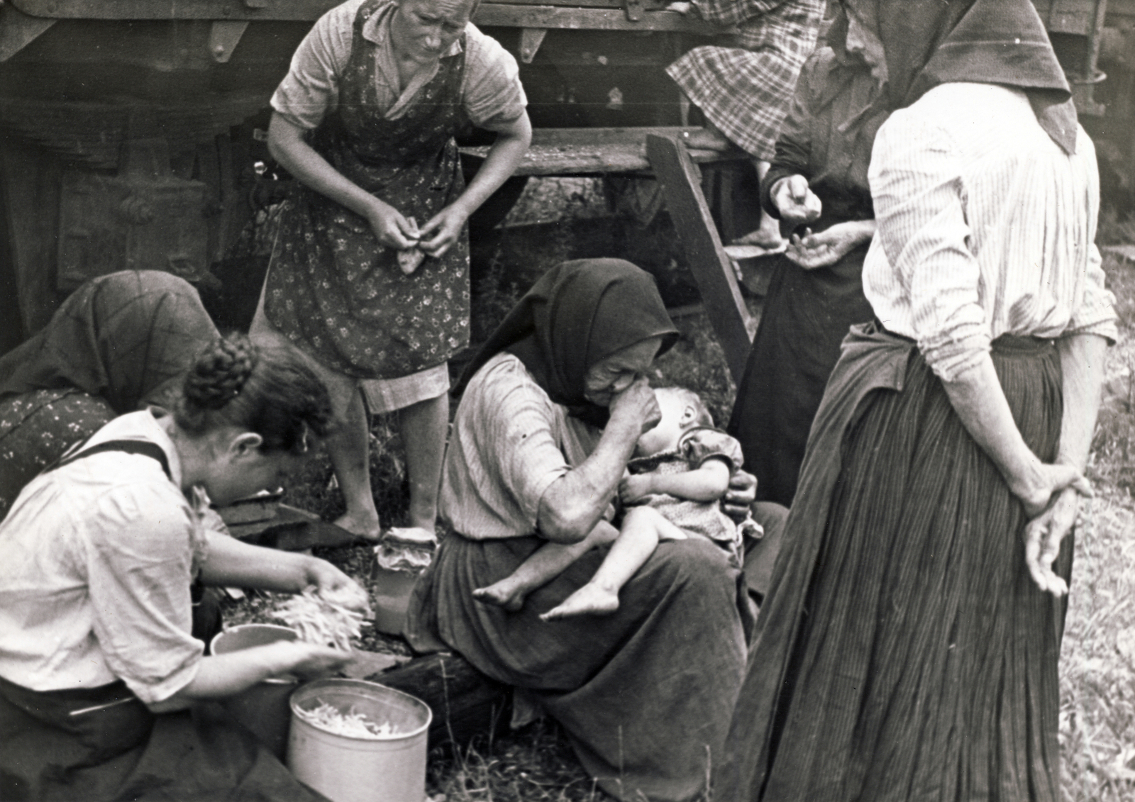 Magyarország, a felvidékről kitelepített magyarok egy vasútállomáson., 1947, Rózsa László, vagonlakó, kitelepítés, főzés, Fortepan #211079