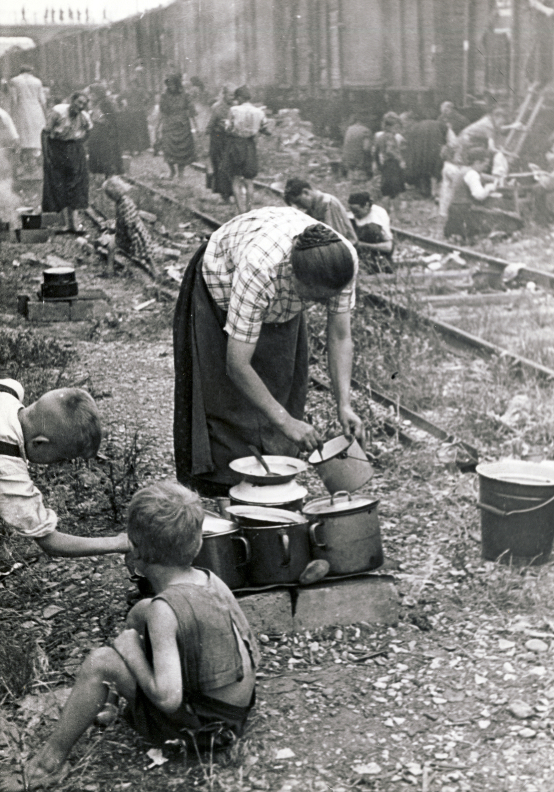 Magyarország, a felvidékről kitelepített magyarok egy vasútállomáson., 1947, Rózsa László, Best of, kitelepítés, főzés, Fortepan #211081