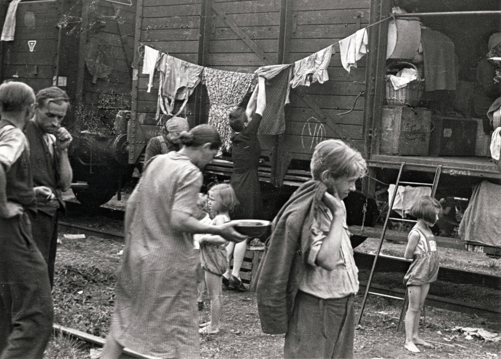 Magyarország, a felvidékről kitelepített magyarok egy vasútállomáson., 1947, Rózsa László, kitelepítés, teregetés, vagonlakó, szükségszállás, Fortepan #211083