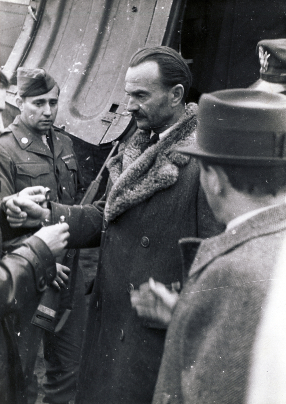 Hungary, Mátyásföld Airport, Budapest XVI., háborús bűnösök hazahozatala az Amerikai Egyesült Államokból, Endre László korábbi belügyi államtitkár. Előtérben háttal kalapban Péter Gábor a Politikai Rendészeti Osztály (PRO) vezetője., 1945, Rózsa László, Budapest, politician, Fortepan #211085