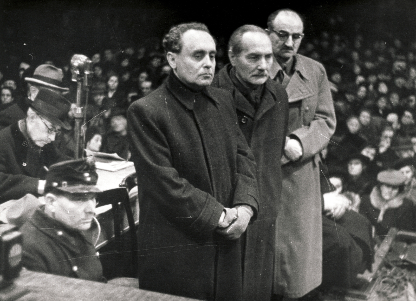Magyarország, Budapest VI., háborús főbűnösök felelősségrevonása a dr. Major Ákos vezette népbíróság előtt, a Zeneakadémia Nagytermében tartott tárgyaláson. Szálasi Ferenc korábbi nyilas "nemzetvezető” és miniszterelnök, Vajna Gábor korábbi belügyminiszter, Beregfy Károly korábbi hadügyminiszter., 1946, Rózsa László, Budapest, politikus, Fortepan #211086