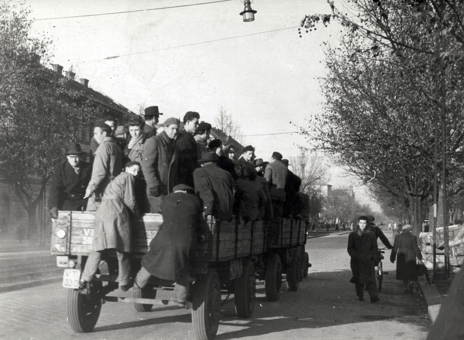 Hungary, Budapest XIII., Váci út a Lehel (Élmunkás) térnél, háttérben az Ipoly utca - Dráva utca közötti házsor., 1956, Rózsa László, trailer, Budapest, rails, Fortepan #211089