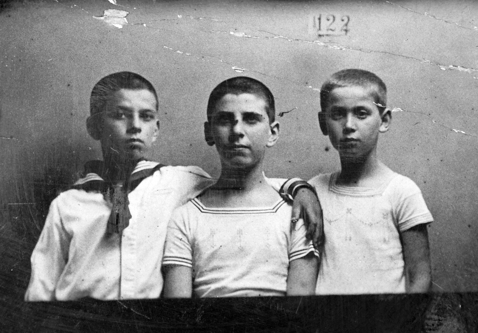 Magyarország, a felvétel az ún. Stickyback-portréfotográfiai modell szerint készült., 1920, Del Medico Imre, gyerekek, fiúk, Budapest, karok a vállon, hárman, Fortepan #21109