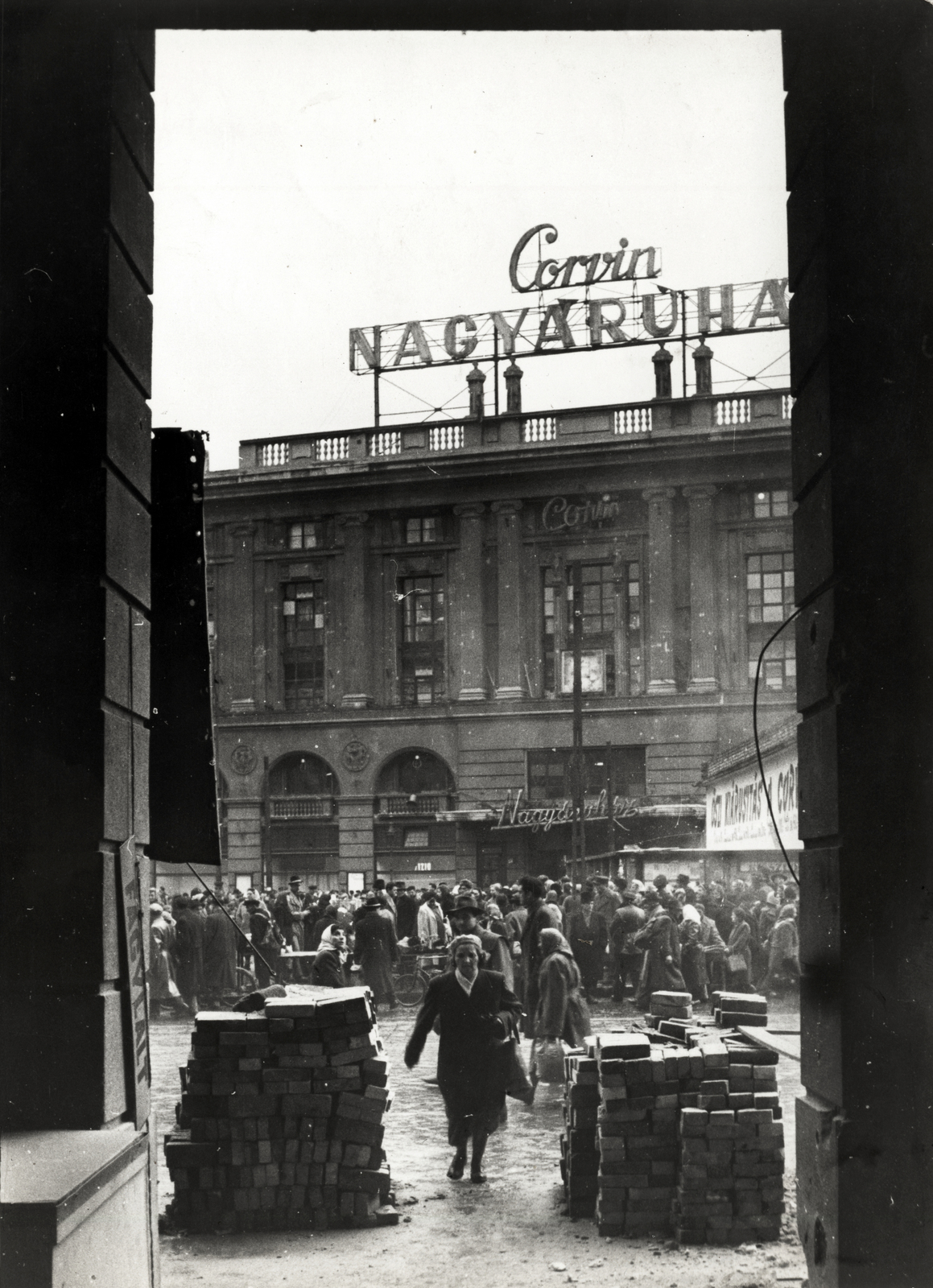 Hungary, Budapest VIII., Blaha Lujza tér, Corvin Áruház. A felvétel a Rákóczi út 40. árkádja alól készült., 1956, Rózsa László, neon sign, Budapest, Fortepan #211090