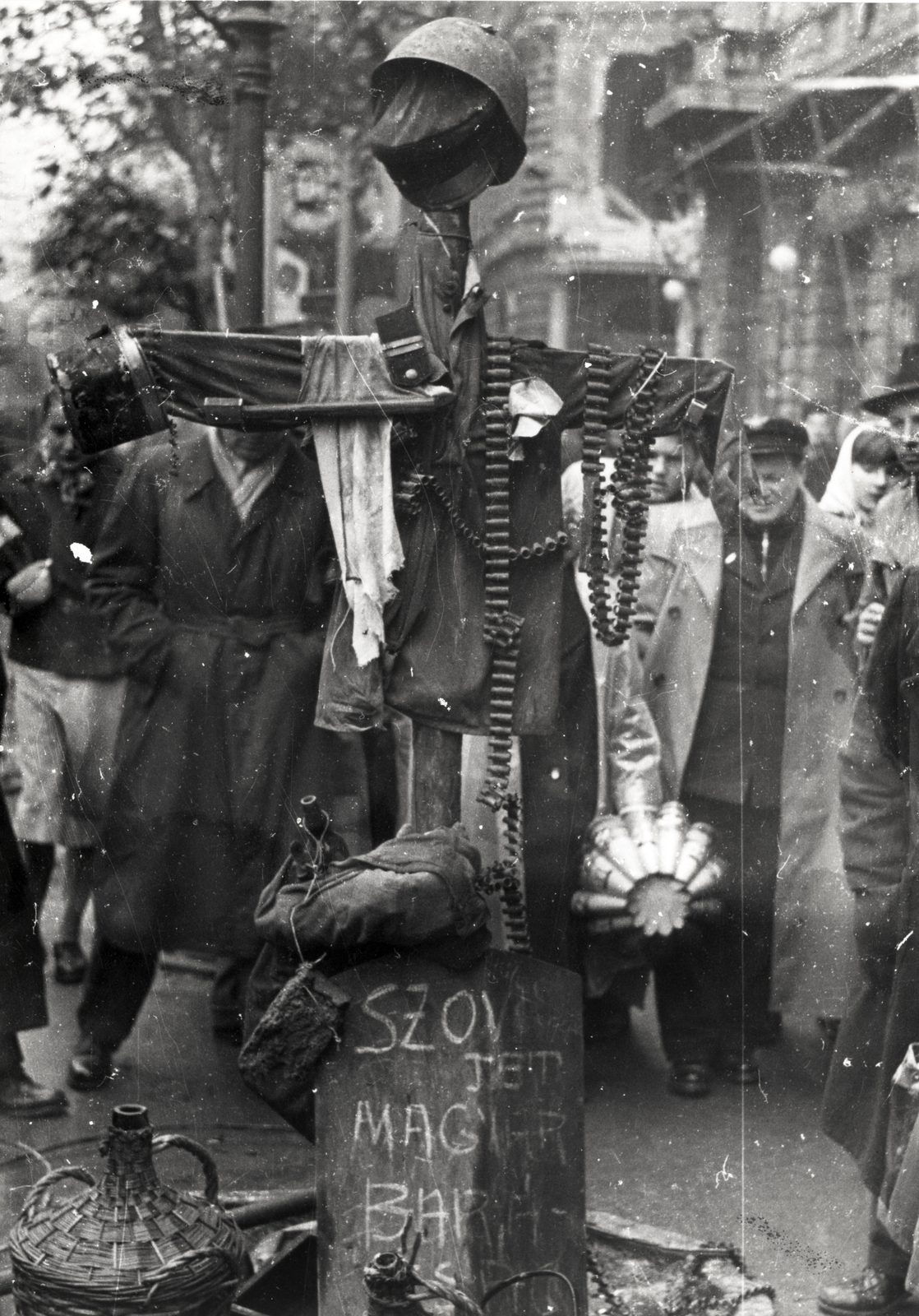 Hungary, Budapest VIII., a felvétel a József körút 46. számú ház előtt készült., 1956, Rózsa László, revolution, Budapest, doll, label, harness, Fortepan #211094