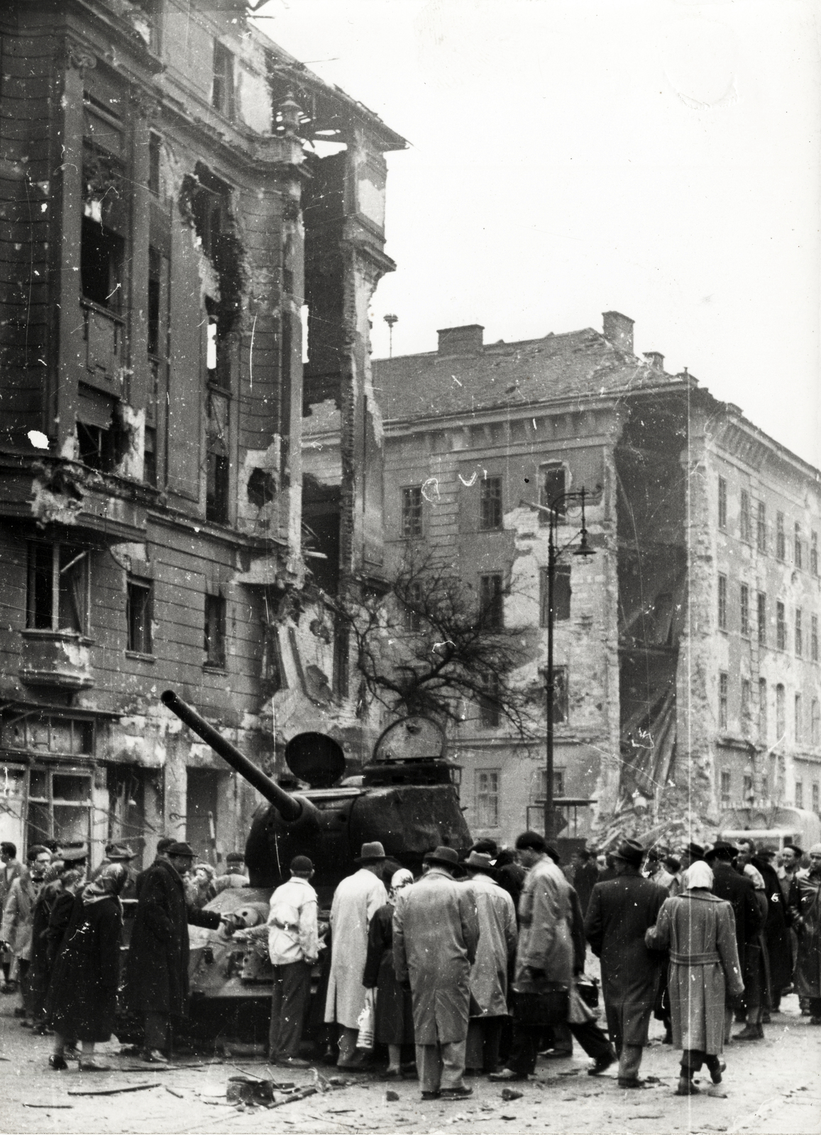 Hungary, Budapest VIII.,Budapest IX., József körút a Corvin (Kisfaludy) köznél, kiégett szovjet T-34/85 harckocsi. Háttérben az Üllői útnál a Kilián laktanya romos épülete., 1956, Rózsa László, tank, untitled, Budapest, Fortepan #211097