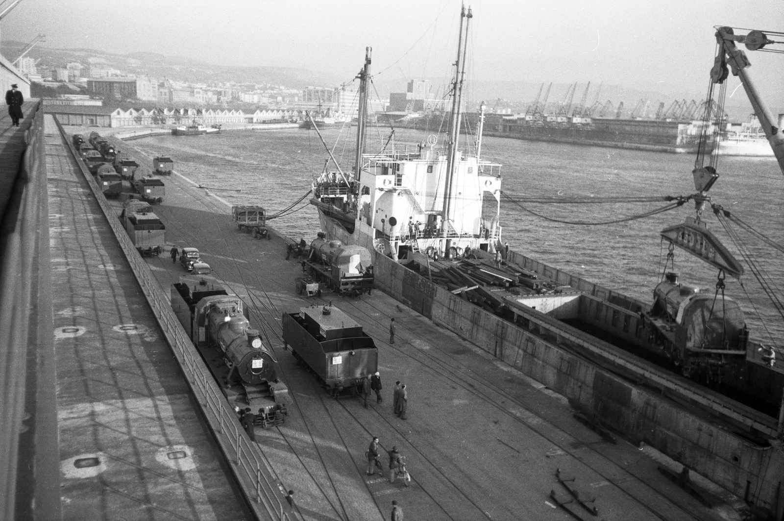 Italy, Trieste, a MÁVAG Mozdony- és Gépgyár által gyártott gözmozdonyok behajózása., 1953, ETH Zürich, port, steam locomotive, Fortepan #211152