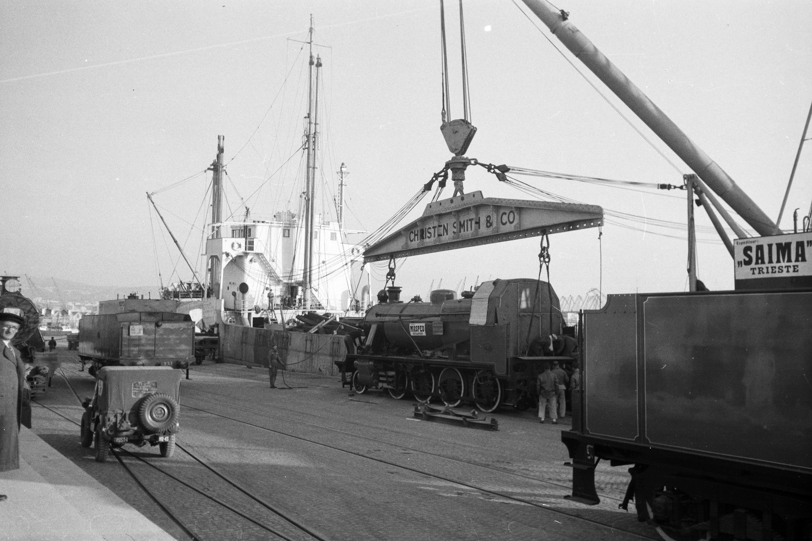 Italy, Trieste, a MÁVAG Mozdony- és Gépgyár által gyártott gözmozdonyok behajózása., 1953, ETH Zürich, steam locomotive, lifting beam, port, Fortepan #211153