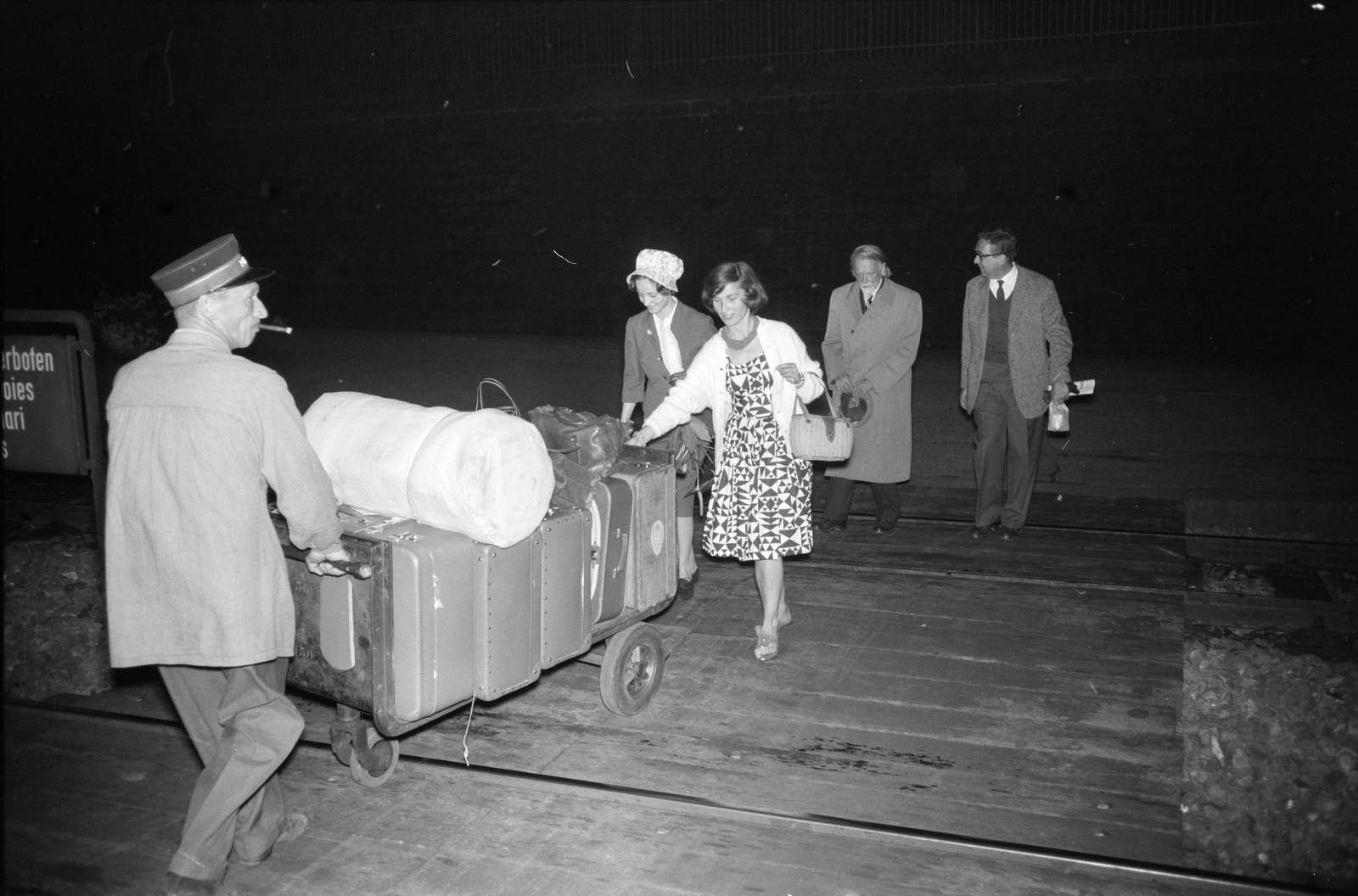 Svájc, Zürich, Enge pályaudvar, háttérben balra Kodály Zoltán és felesége Péczely Sarolta., 1961, ETH Zürich, Kodály Zoltán-ábrázolás, Fortepan #211158