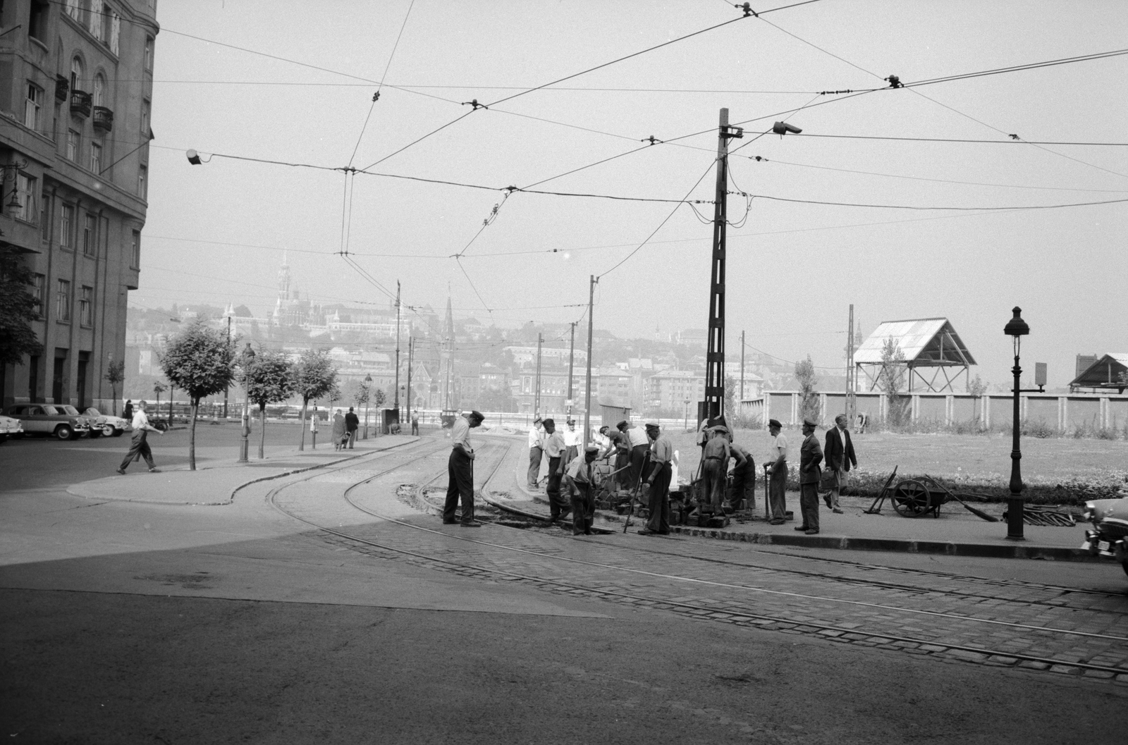 Magyarország, Budapest V., balra a Kossuth Lajos tér 4., jobbra a metróépítés területe a Parlament déli oldala mellett., 1961, ETH Zürich, Budapest, Fortepan #211168