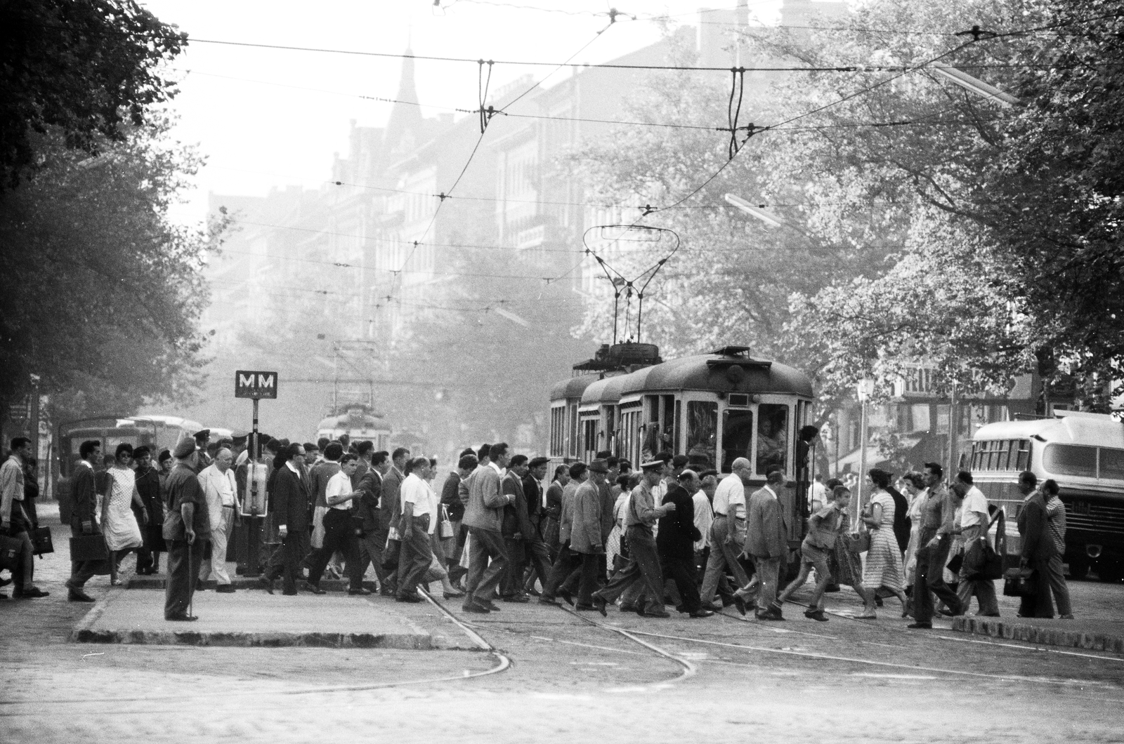 Magyarország, Budapest VI., a Teréz (Lenin) körút a Nyugati (Marx) térről nézve, villamosmegálló a Nyugati pályaudvar előtt.
, 1961, ETH Zürich, Budapest, Fortepan #211178