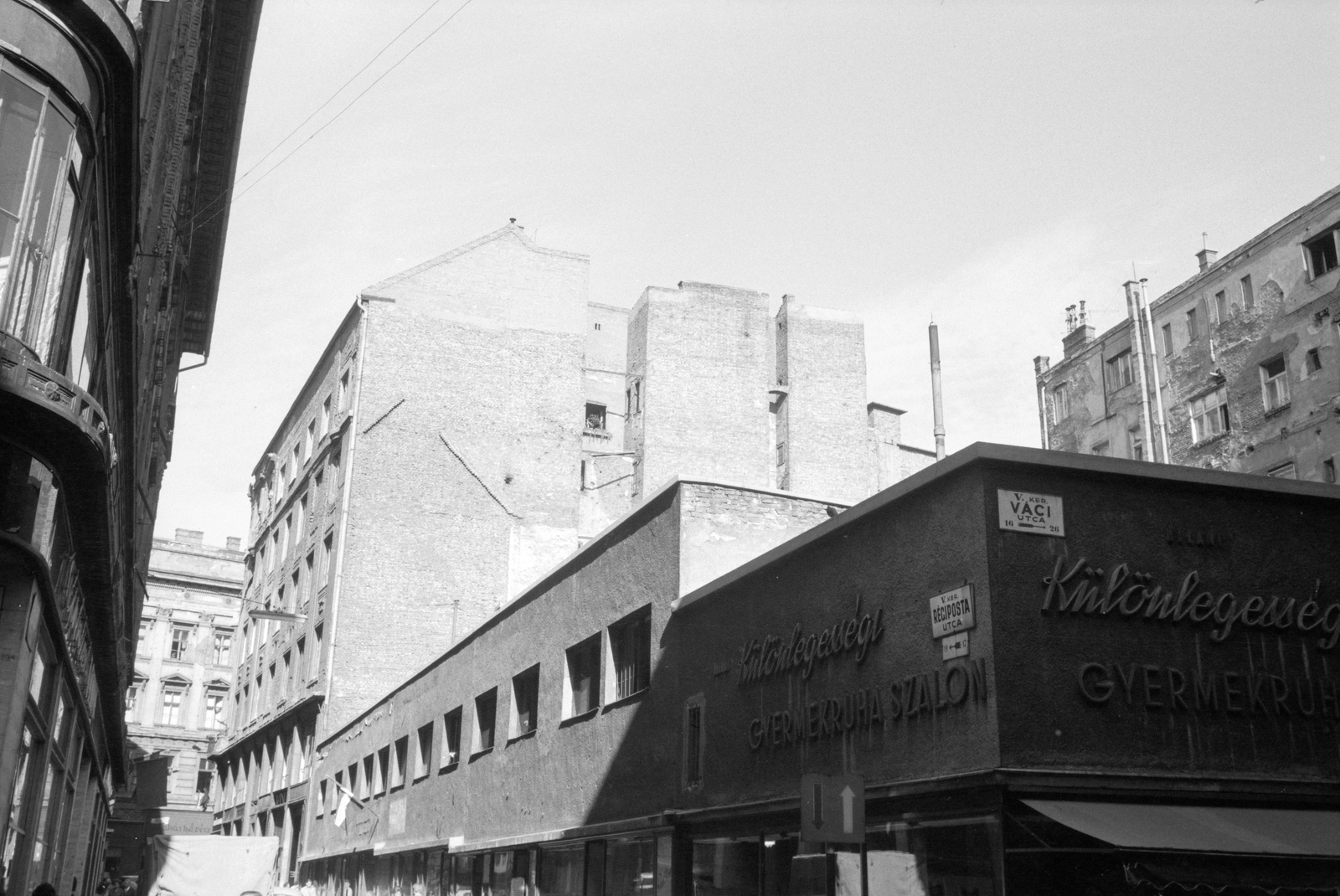 Magyarország, Budapest V., Váci utca, szemben a Régi posta utca a Petőfi Sándor utca felé nézve., 1961, ETH Zürich, Budapest, Fortepan #211187