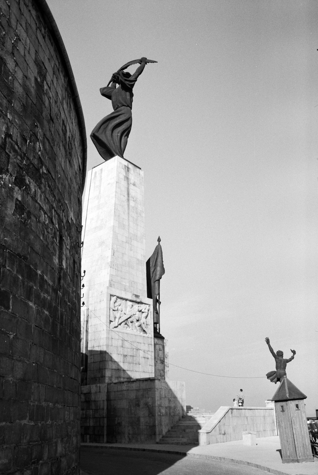 Magyarország, Gellérthegy, Budapest XI., Citadella és előtte a Felszabadulási Emlékmű (Kisfaludi Strobl Zsigmond)., 1961, ETH Zürich, Budapest, Fortepan #211189