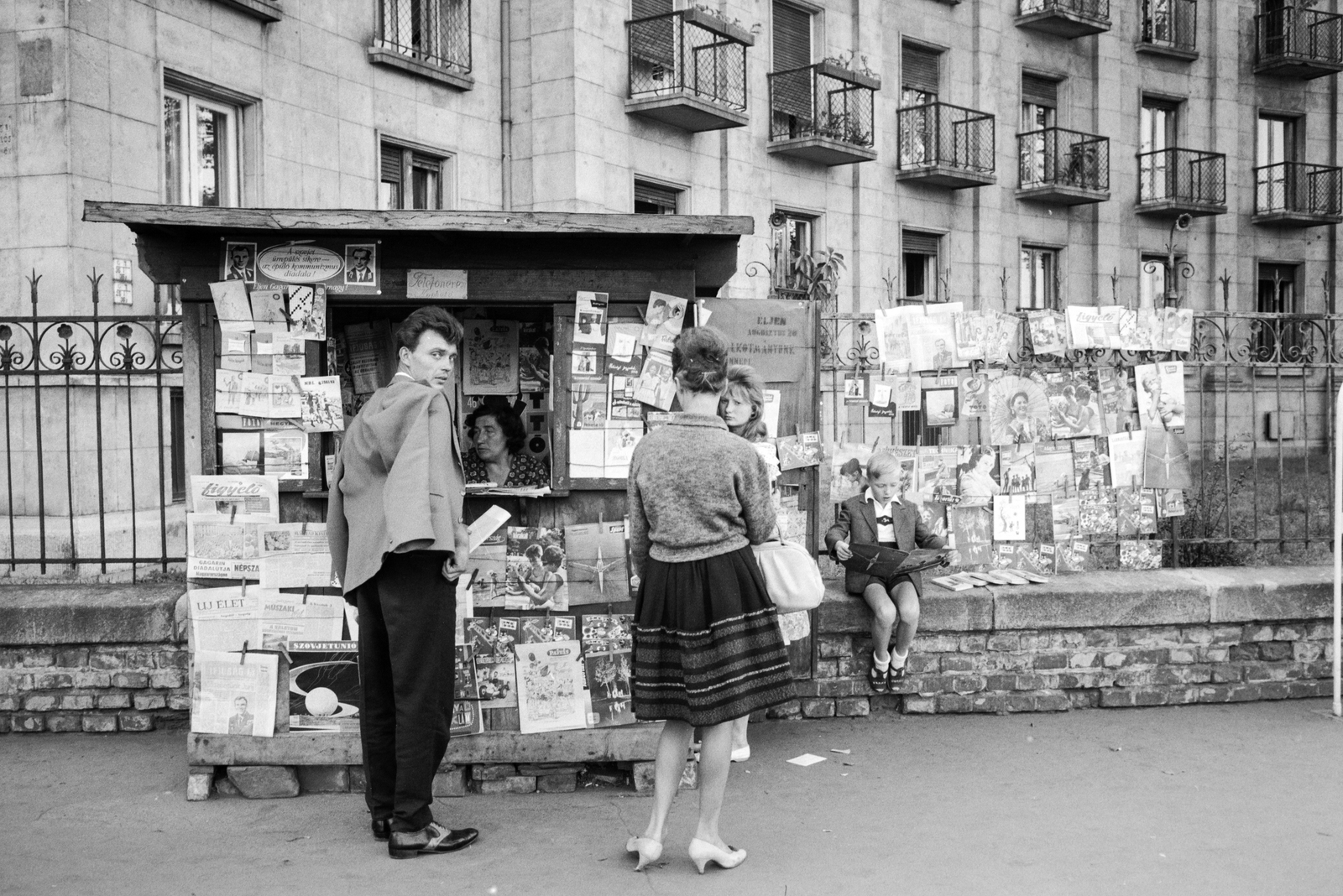 Magyarország, Budapest VI., Andrássy út (Népköztársaság útja), újságosbódé a Dózsa György út sarkán álló 132-es számú ház előtt., 1961, ETH Zürich, középület, Budapest, Best of, Fortepan #211191