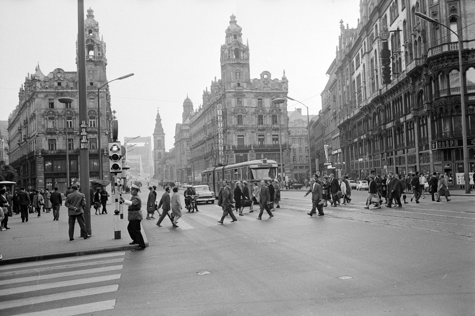 Hungary, Budapest V., Ferenciek tere (Felszabadulás tér) a Szabad sajtó út felé nézve, háttérben az Erzsébet híd., 1966, ETH Zürich, Budapest, Fortepan #211196