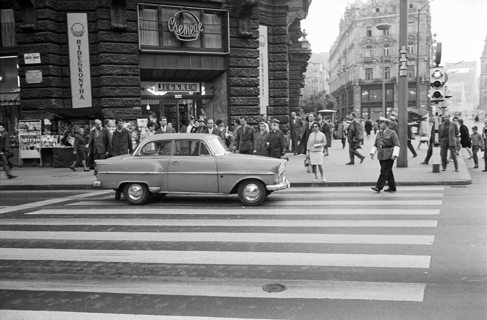 Magyarország, Budapest V., Ferenciek tere (Felszabadulás tér), a háttérben szemben a Duna utca, jobbra a Szabad sajtó út., 1966, ETH Zürich, Opel Olympia Rekord, Csemege vállalat, Budapest, Fortepan #211197