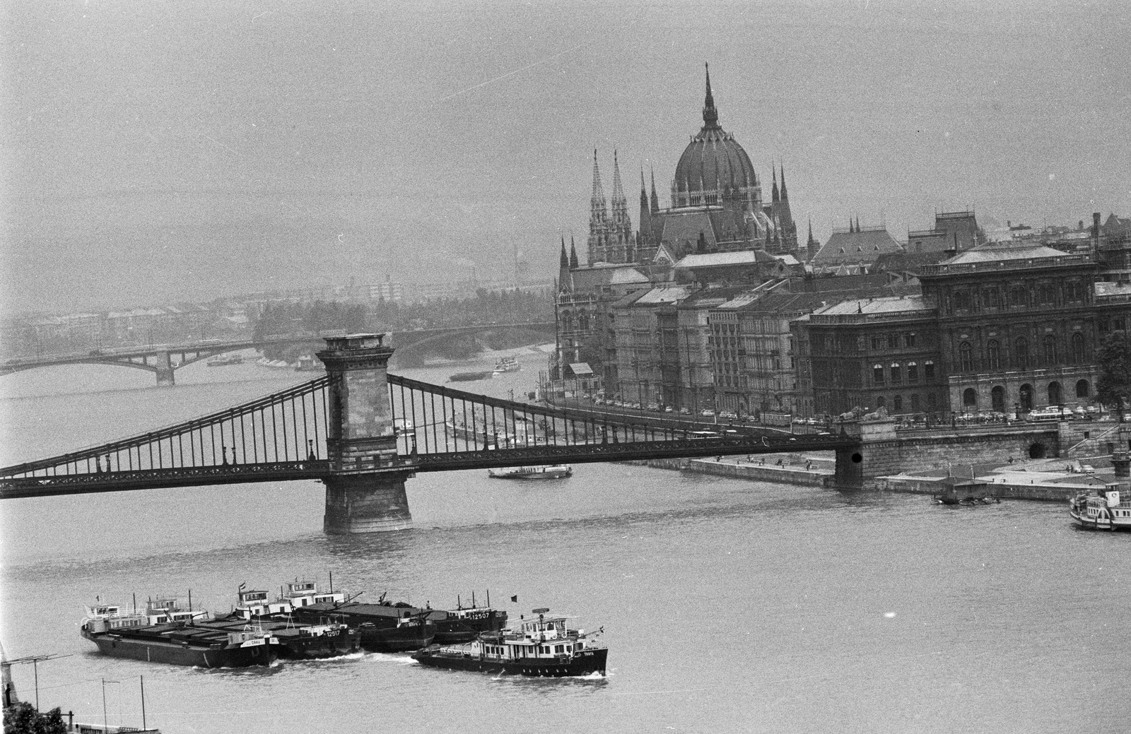 Hungary, Budapest V., uszályok vontatása a Dunán a Széchenyi Lánchíd közelében. Háttérben a Margit-sziget és a Parlament., 1966, ETH Zürich, public building, parliament, Budapest, Fortepan #211209
