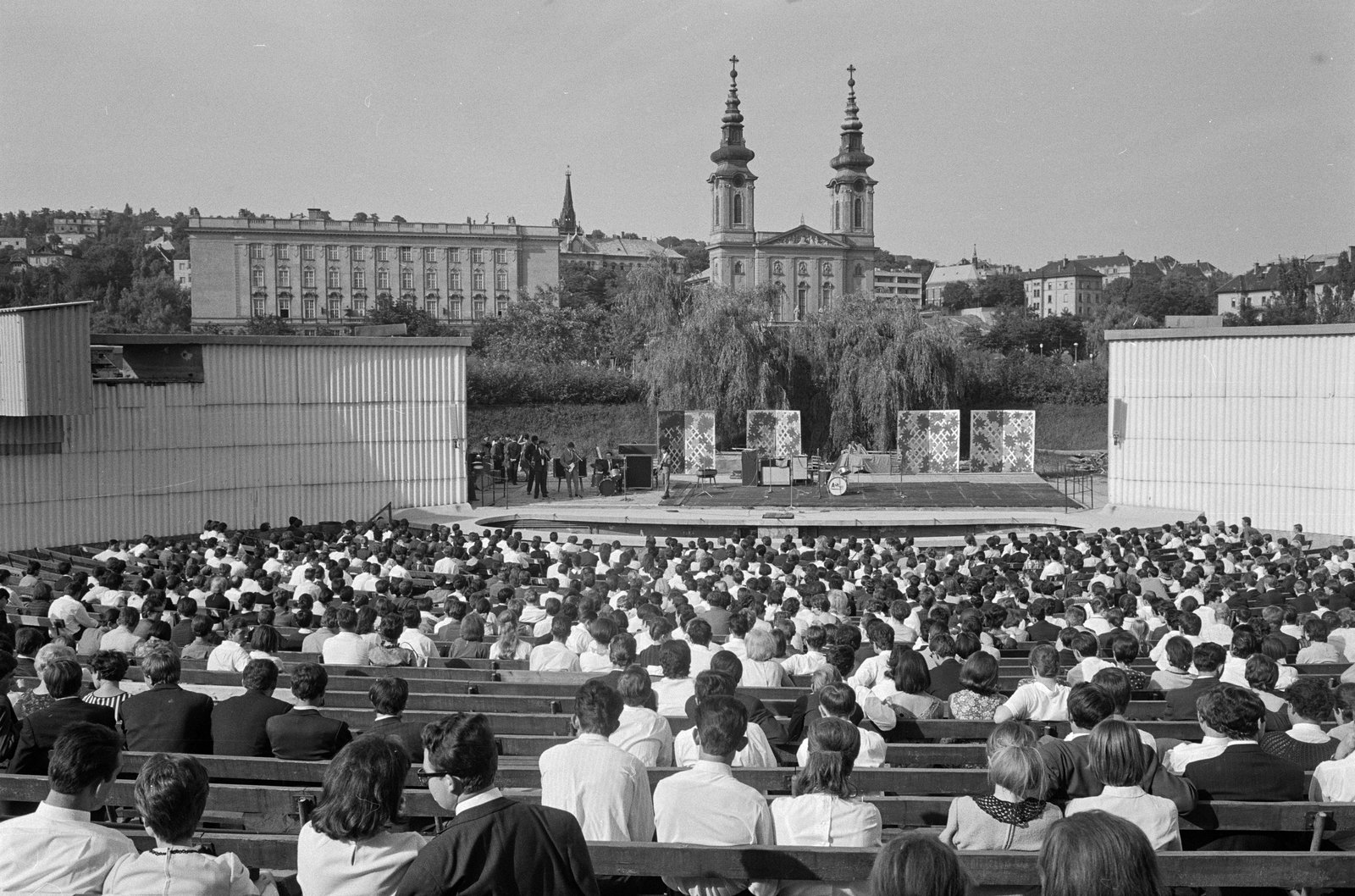 Hungary, Budapest XI., a Budai Parkszínpad a Feneketlen-tó mellett. Háttérben a József Attila (később Budai Ciszterci Szent Imre) Gimnázium és a Szent Imre-templom., 1966, ETH Zürich, Budapest, Fortepan #211211