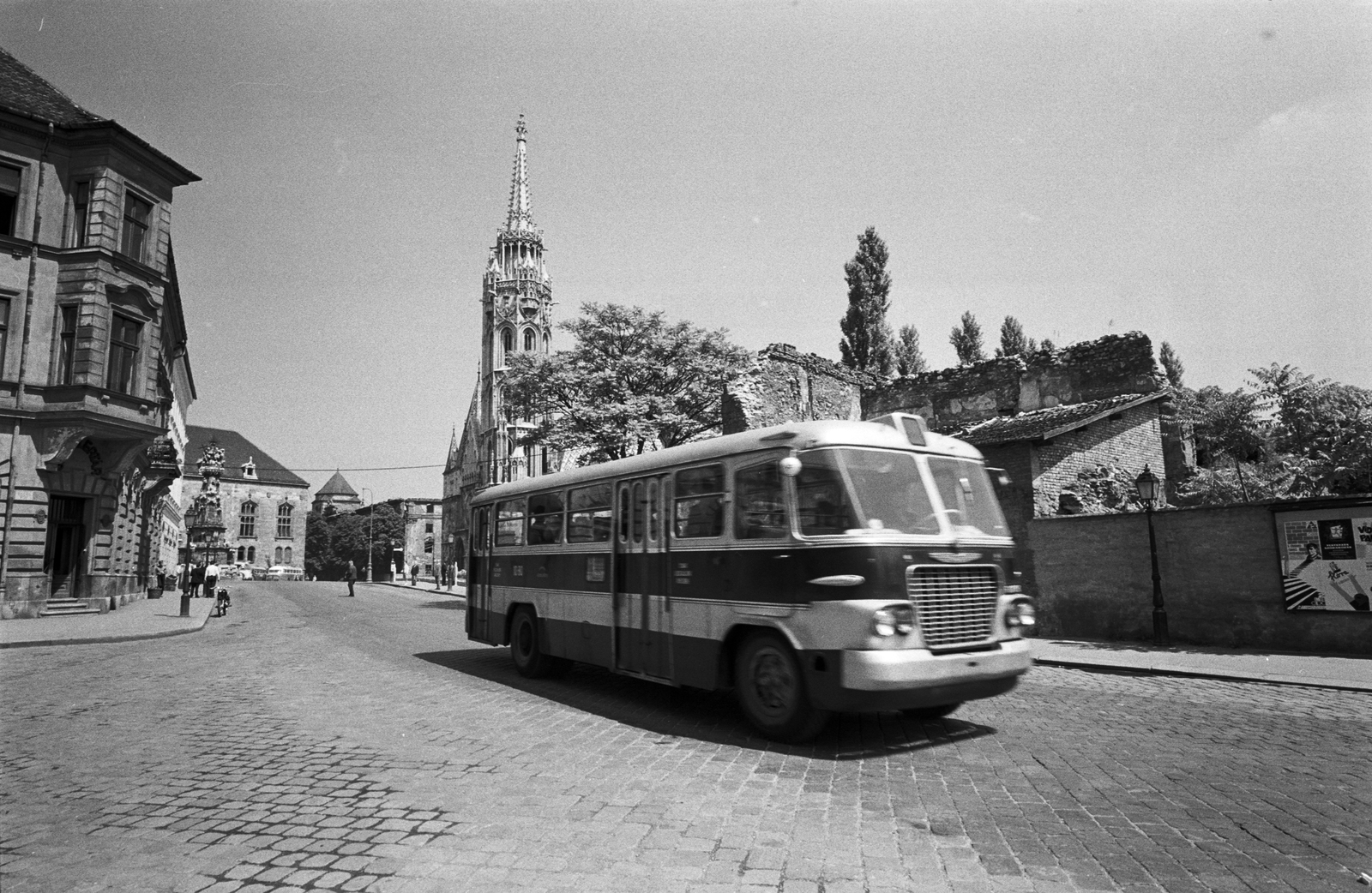 Hungary, Budapest I., Balta köz - Tárnok utca sarok, háttérben a Mátyás-templom., 1966, ETH Zürich, bus, Ikarus-brand, Ikarus 620, Budapest, Fortepan #211219