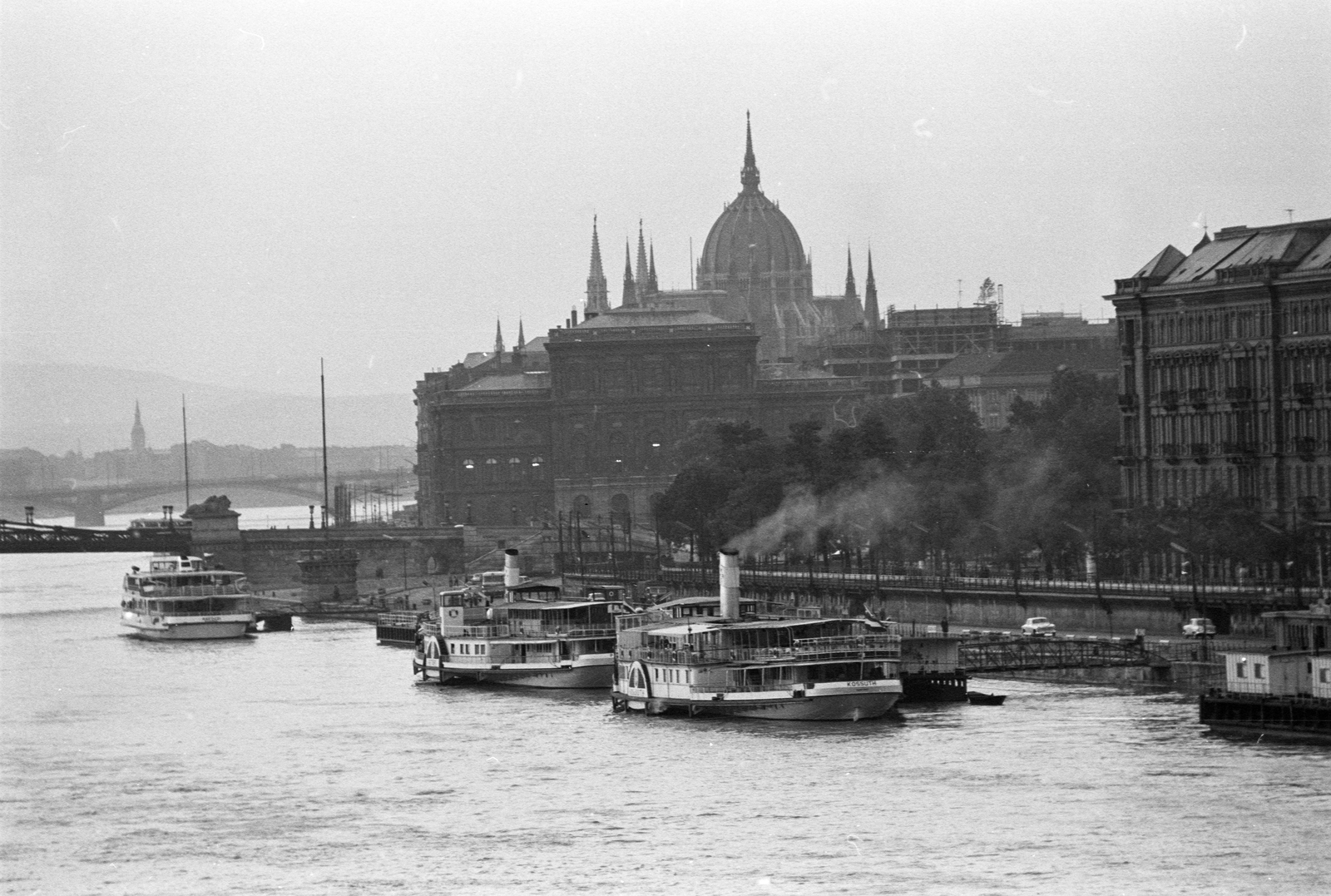 Magyarország, Budapest V., Duna-parti hajókikötők, háttérben az MTA épülete és a Parlament., 1966, ETH Zürich, Budapest, Fortepan #211221