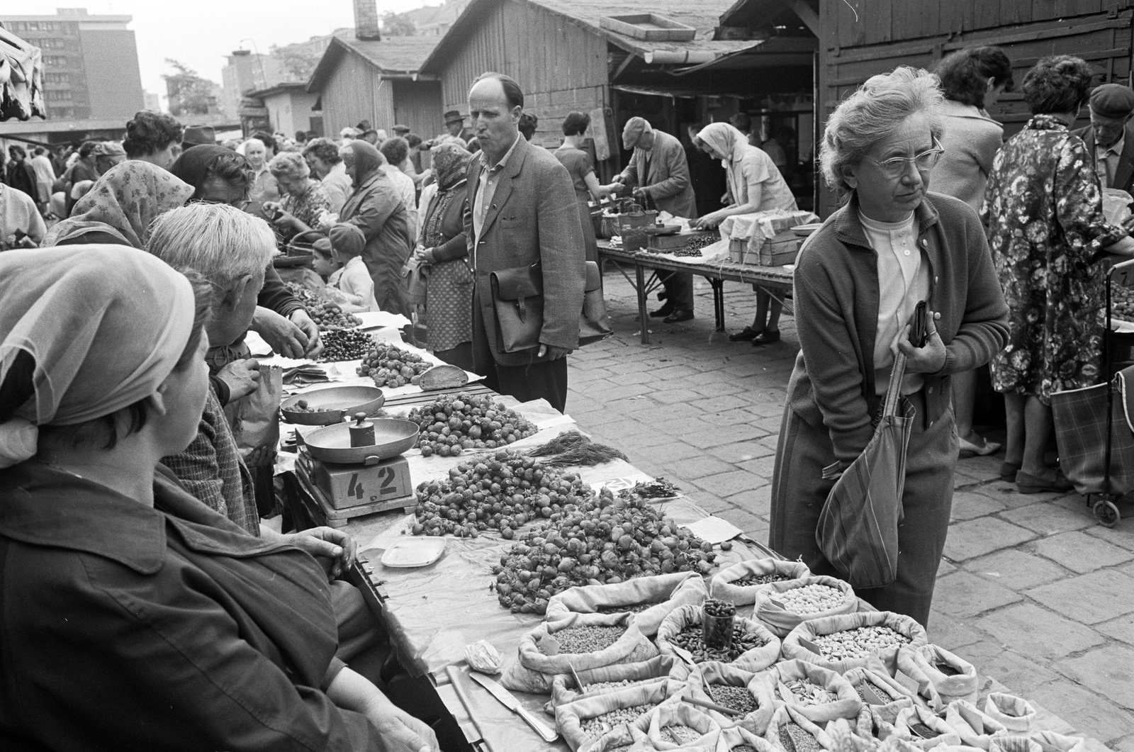 Magyarország, Budapest XI., Fehérvári úti piac. Háttérben a Bercsényi utca sarkán álló épület és az Október huszonharmadika (Schönherz Zoltán) utca házsora látszik., 1966, ETH Zürich, Budapest, Fortepan #211228