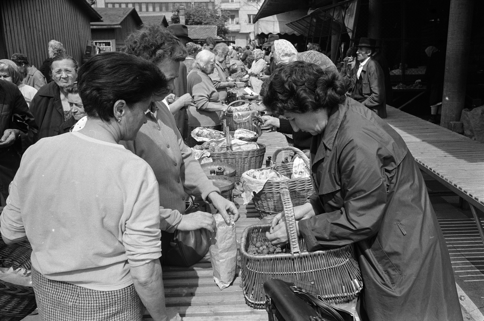 Magyarország, Budapest XI., Fehérvári úti piac, háttérben a Fehérvári út épületei látszanak., 1966, ETH Zürich, Budapest, Fortepan #211232