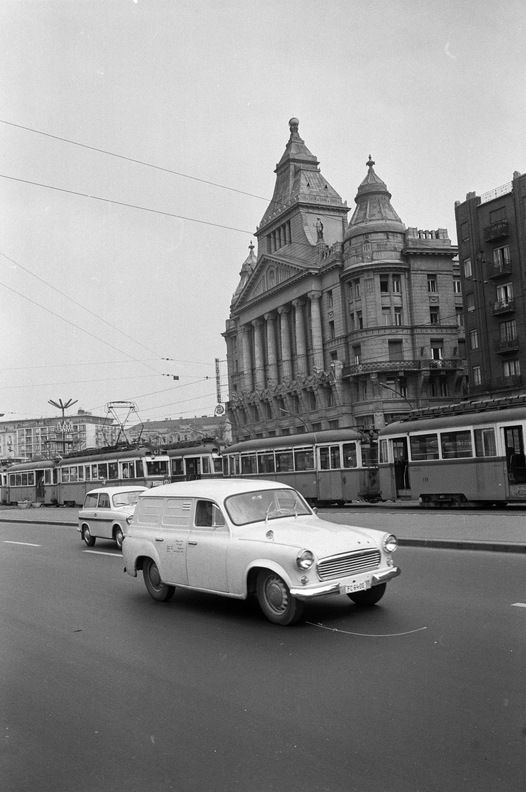 Hungary, Budapest V.,Budapest VI.,Budapest VII., Károly (Tanács) körút a Deák Ferenc tér felé nézve, szemben az Anker-ház., 1966, ETH Zürich, Budapest, Fortepan #211233