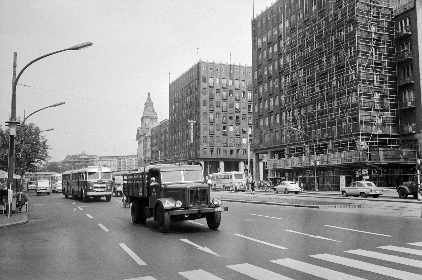 Hungary, Budapest V.,Budapest VI., Károly (Tanács) körút az Erzsébet (Engels) tér felé nézve. Jobbra a Madách-házak, hátrébb az Anker-ház., 1966, ETH Zürich, Budapest, number plate, Csepel-brand, Fortepan #211235