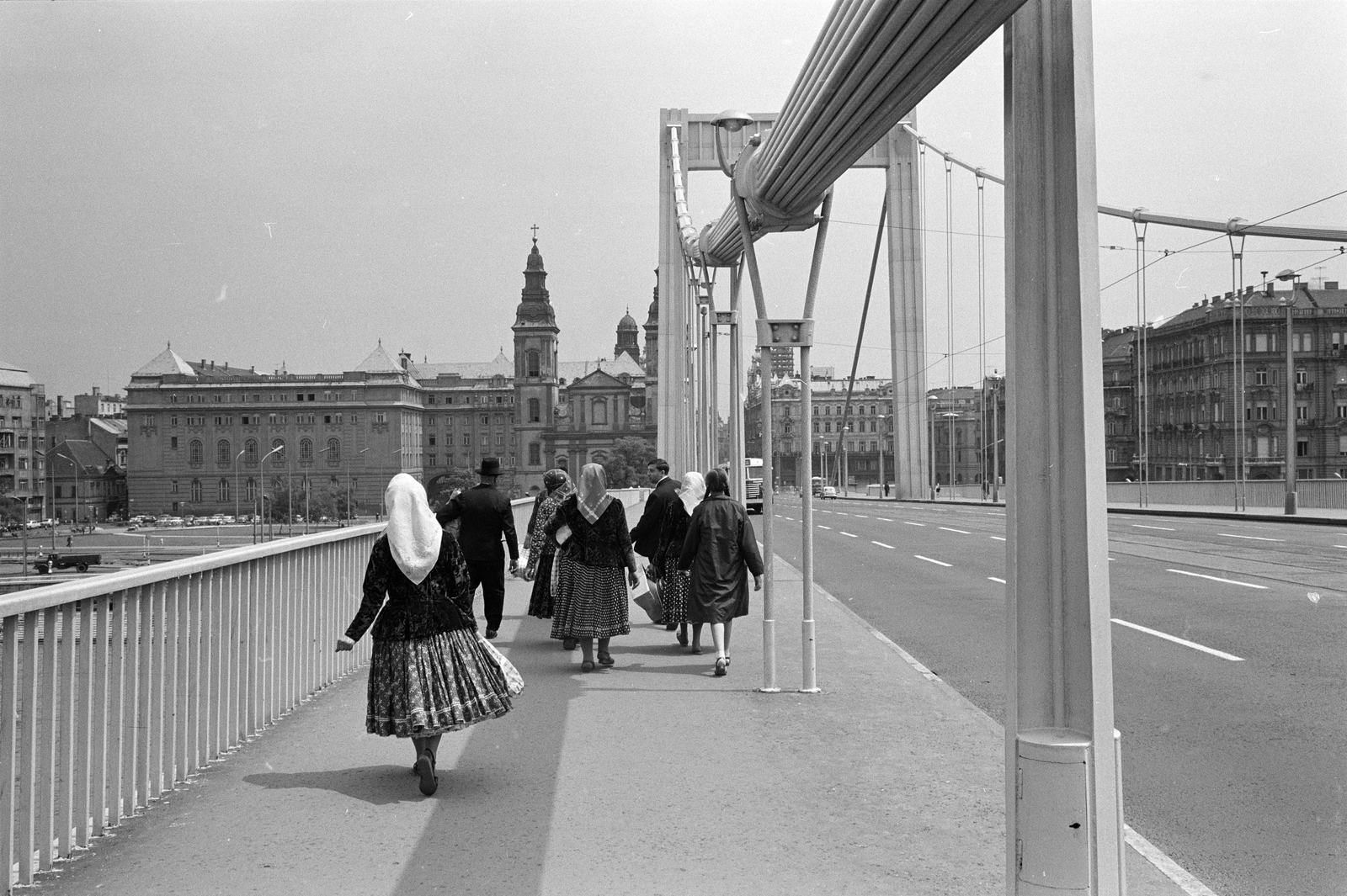 Hungary, Budapest V., Erzsébet híd, szemben a pesti hídfőnél a Belvárosi templom., 1966, ETH Zürich, Budapest, Fortepan #211239
