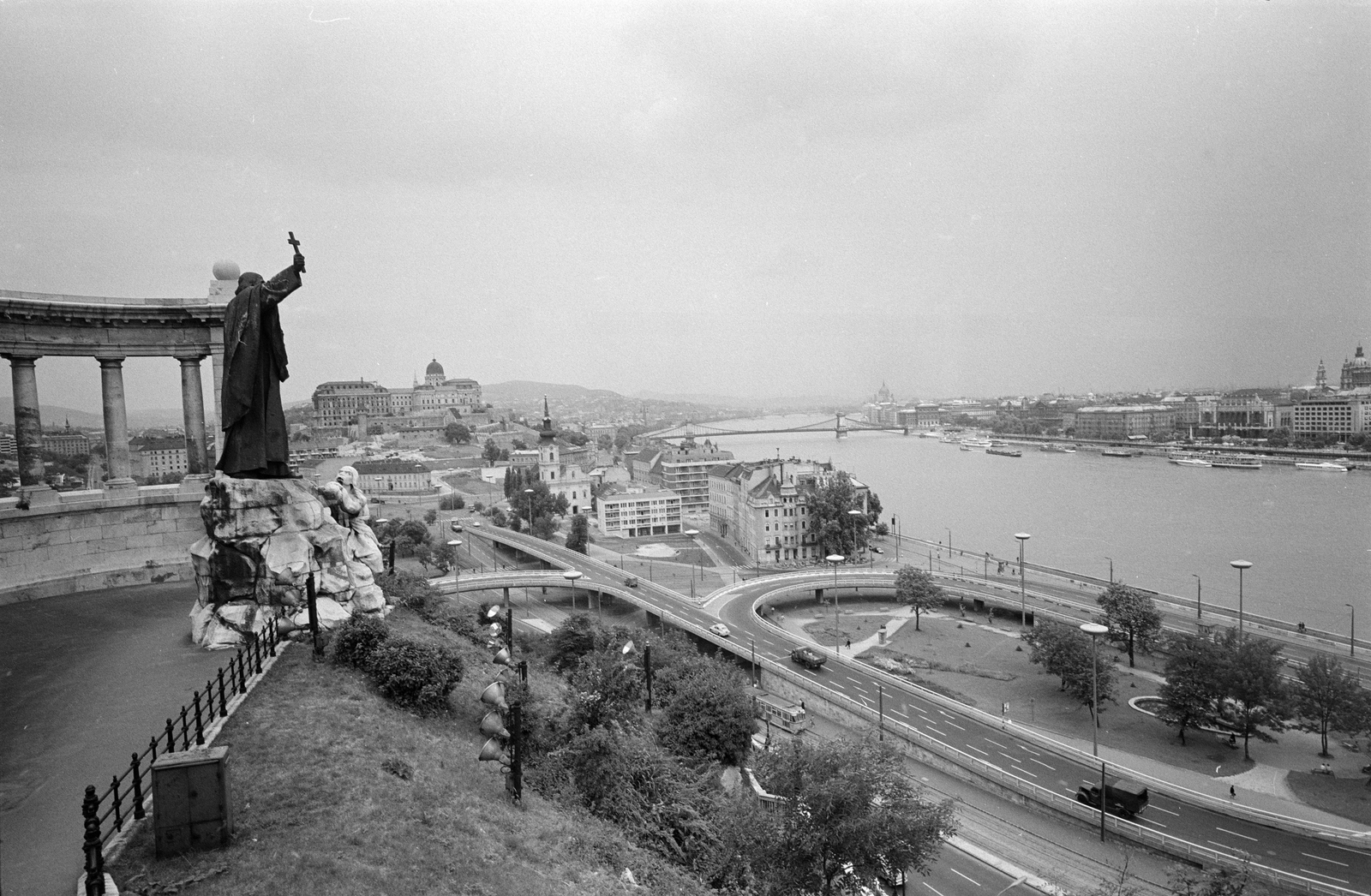 Hungary, Budapest I., kilátás a Szent Gellért szobortól (Jankovits Gyula, 1904.) a Budavári Palota (korábban Királyi Palota) és a Széchenyi Lánchíd felé. Előtérben a Döbrentei tér és az Erzsébet híd lehajtója., 1966, ETH Zürich, Budapest, Fortepan #211241