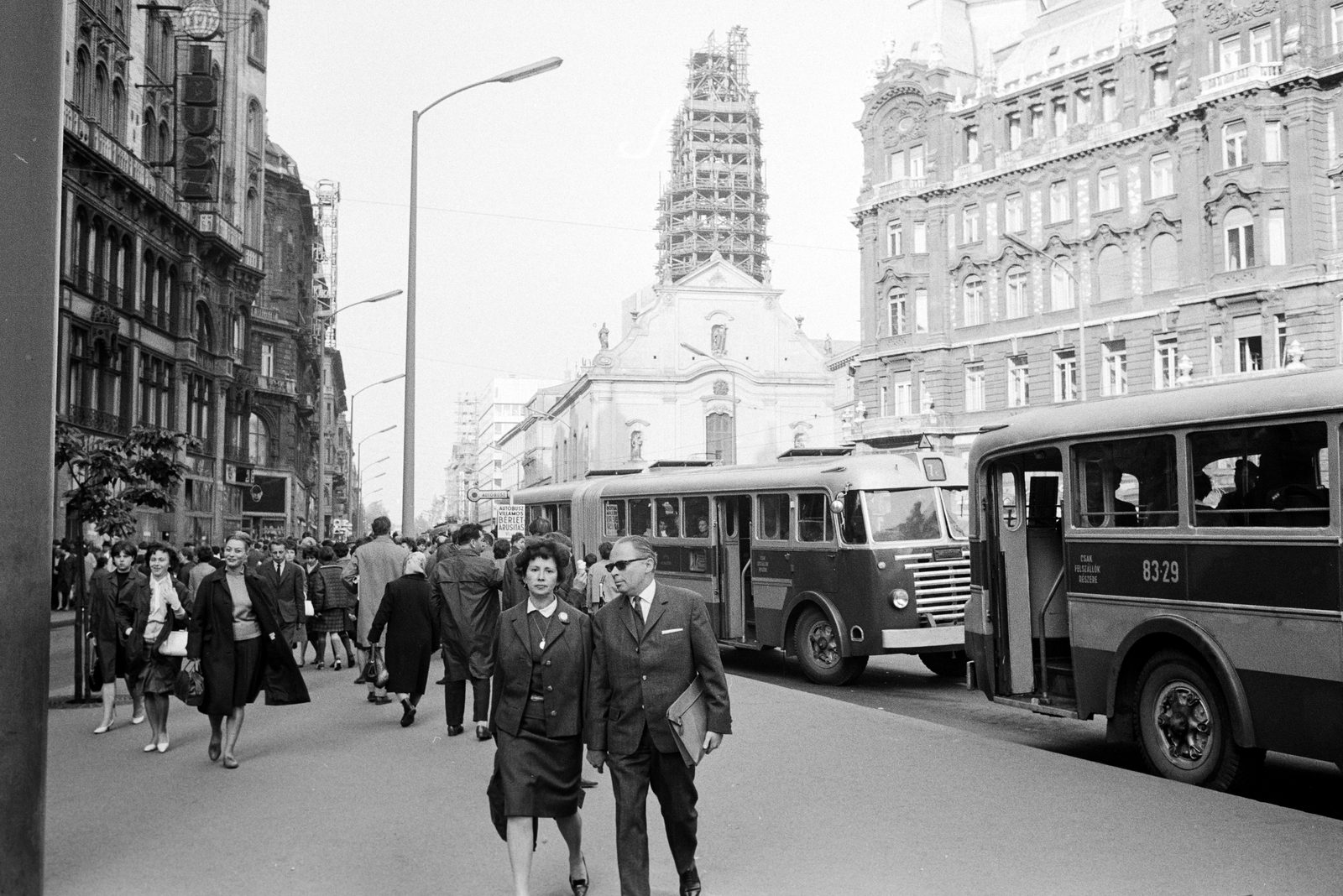 Magyarország, Budapest V., Ferenciek tere (Felszabadulás tér) a Kossuth Lajos utca a felé nézve, szemben a Belvárosi Ferences templom., 1966, ETH Zürich, autóbusz, Budapest, Fortepan #211245