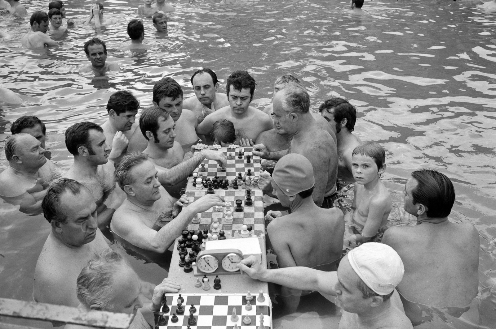 Hungary, Budapest XIV., Széchenyi fürdő., 1972, ETH Zürich, Budapest, odd one out, kibitzer, chess table, Fortepan #211255