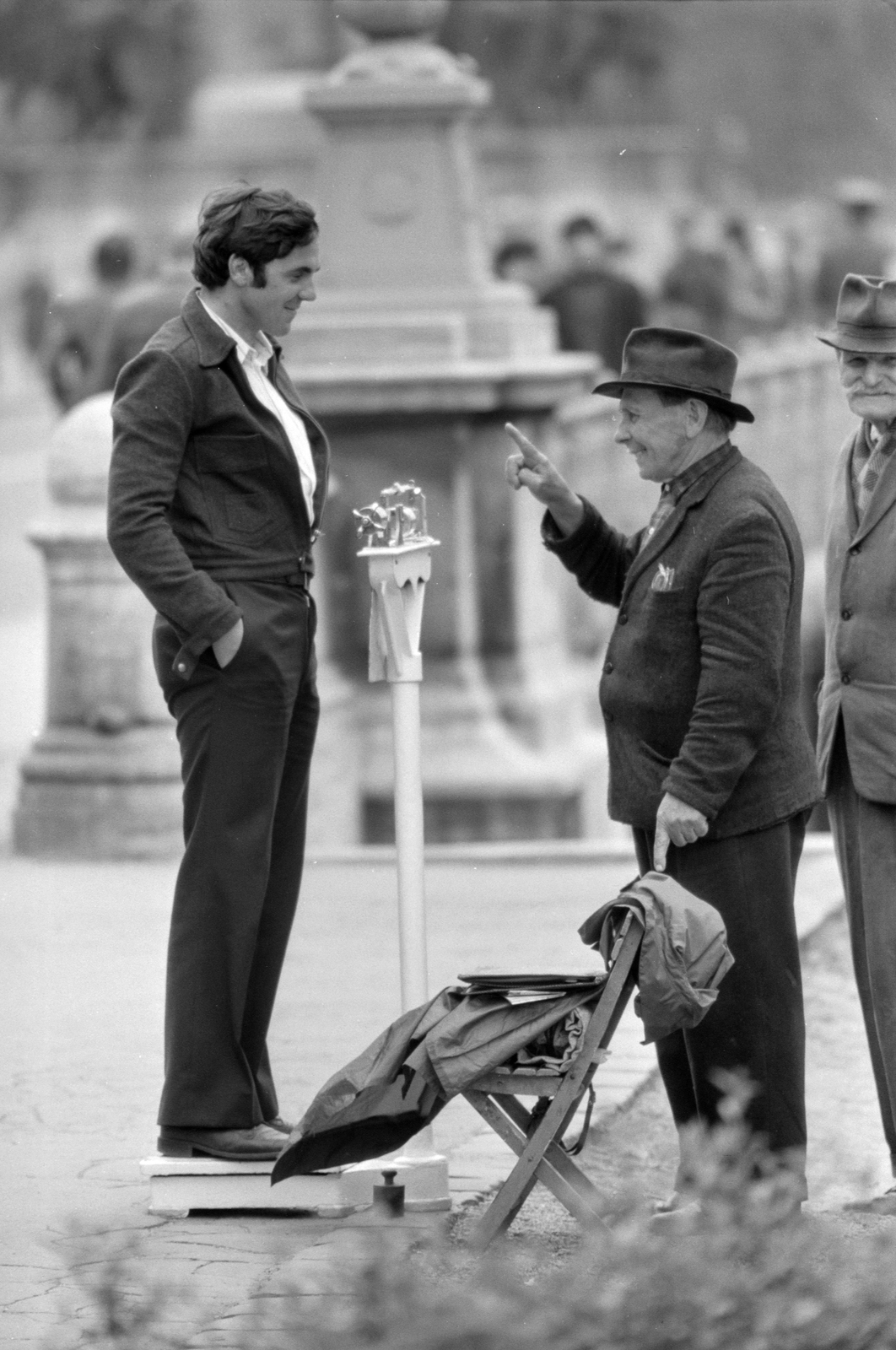 Hungary, Budapest XIV., a felvétel a Városligeti-tó feletti hídnál készült., 1972, ETH Zürich, Budapest, scale, hands in pockets, kid's chair, street scales, Fortepan #211281