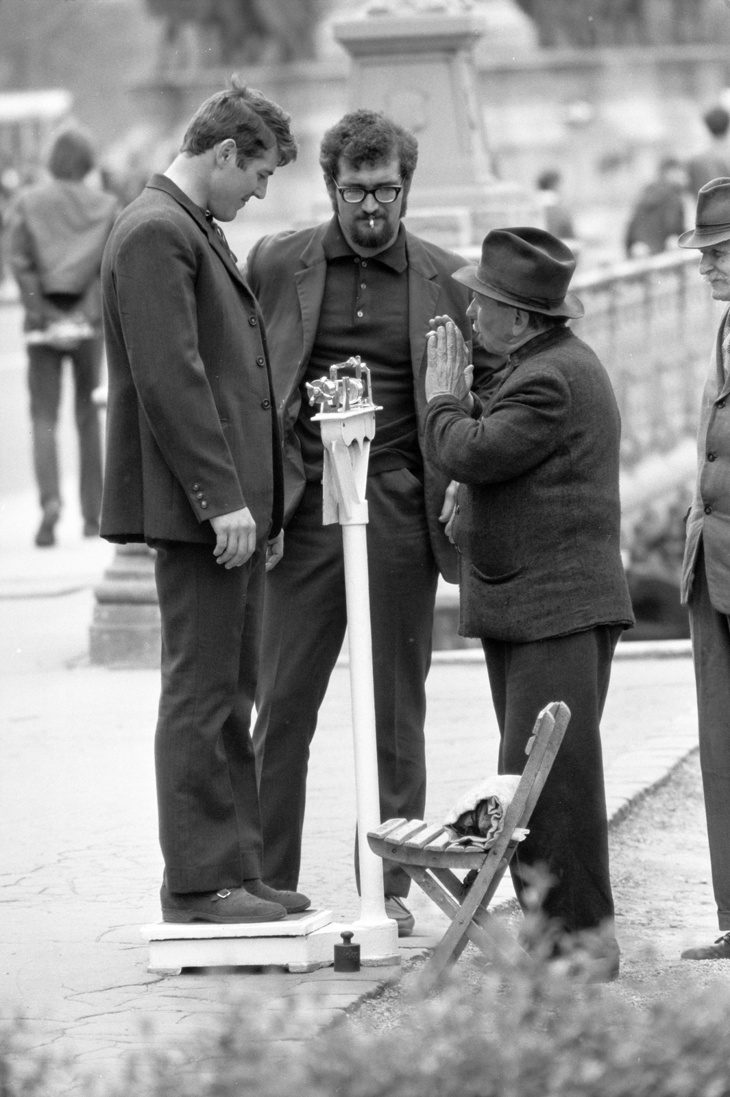 Magyarország, Városliget, Budapest XIV., a felvétel a Városligeti-tó feletti hídnál készült., 1972, ETH Zürich, Budapest, mérleg, kisszék, utcai mérleg, Fortepan #211282
