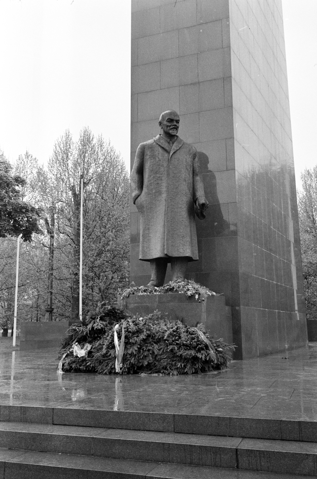 Hungary, Budapest XIV., Ötvenhatosok tere (Felvonulási tér), Lenin szobor (Pátzay Pál, 1965.)., 1972, ETH Zürich, Lenin-portrayal, Budapest, sculpture, Fortepan #211288