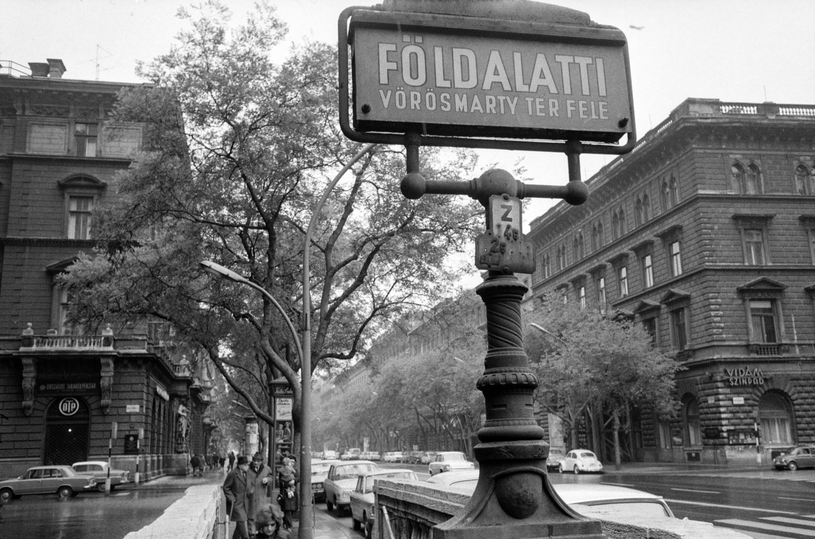 Hungary, Budapest VI., Andrássy út (Népköztársaság útja) az Állami Balett Intézet (Drechsler-palota) előtt., 1972, ETH Zürich, underground railway, Budapest, Fortepan #211292