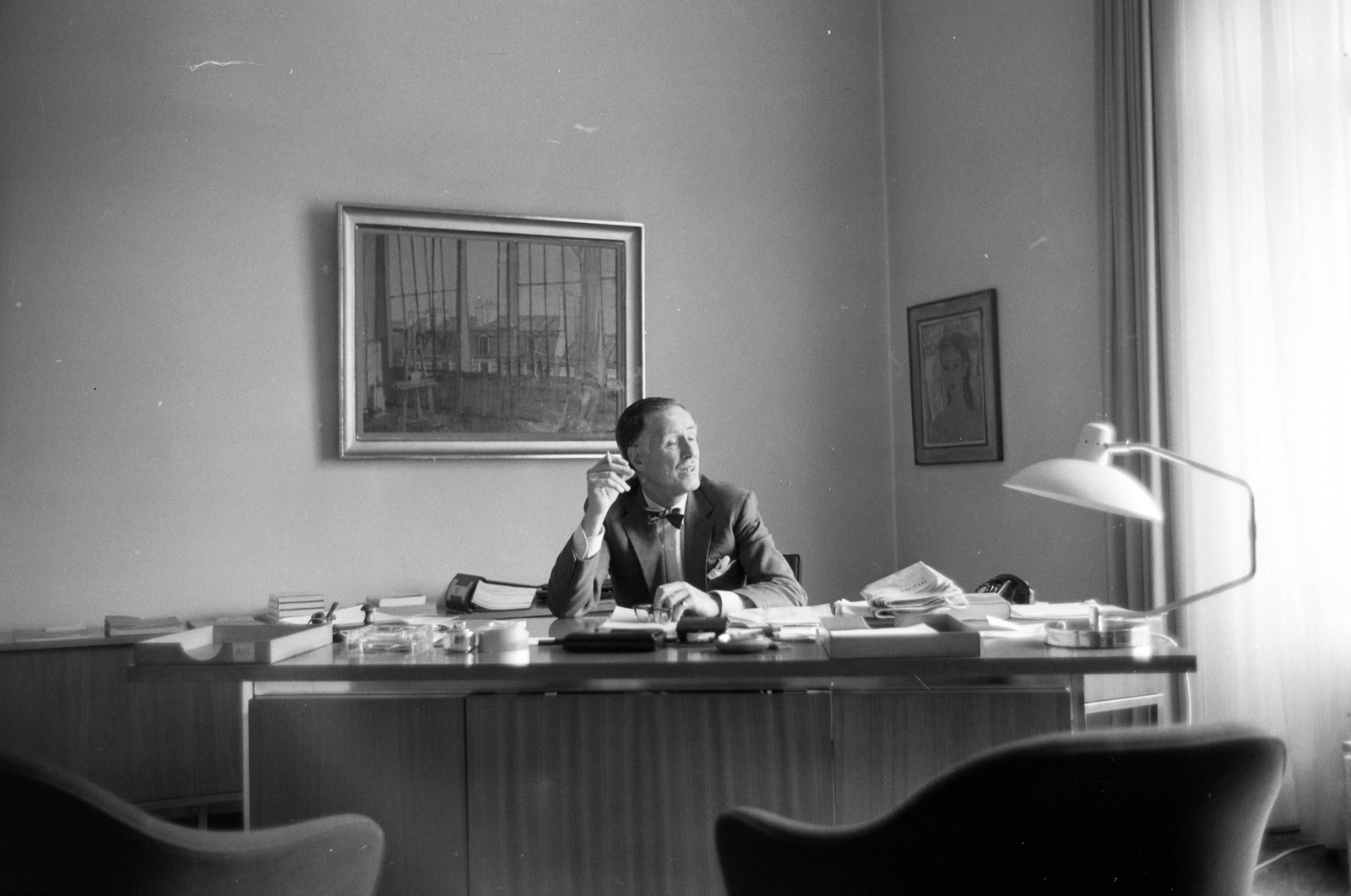 Hungary, Budapest XIV., Stefánia (Népstadion) út 107., Svájc Nagykövetsége, Richard Aman nagykövet a dolgozószobájában., 1972, ETH Zürich, Budapest, desk, office, table lamps, Fortepan #211295