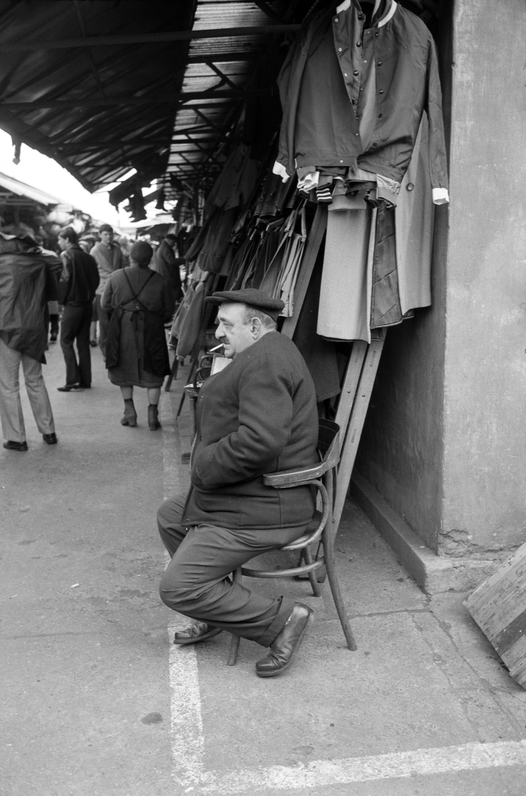 Hungary, Budapest XIX., Nagykőrösi út 156., használtcikk piac, az "Ecseri"., 1972, ETH Zürich, Budapest, smoking, market, tonett, Fortepan #211302